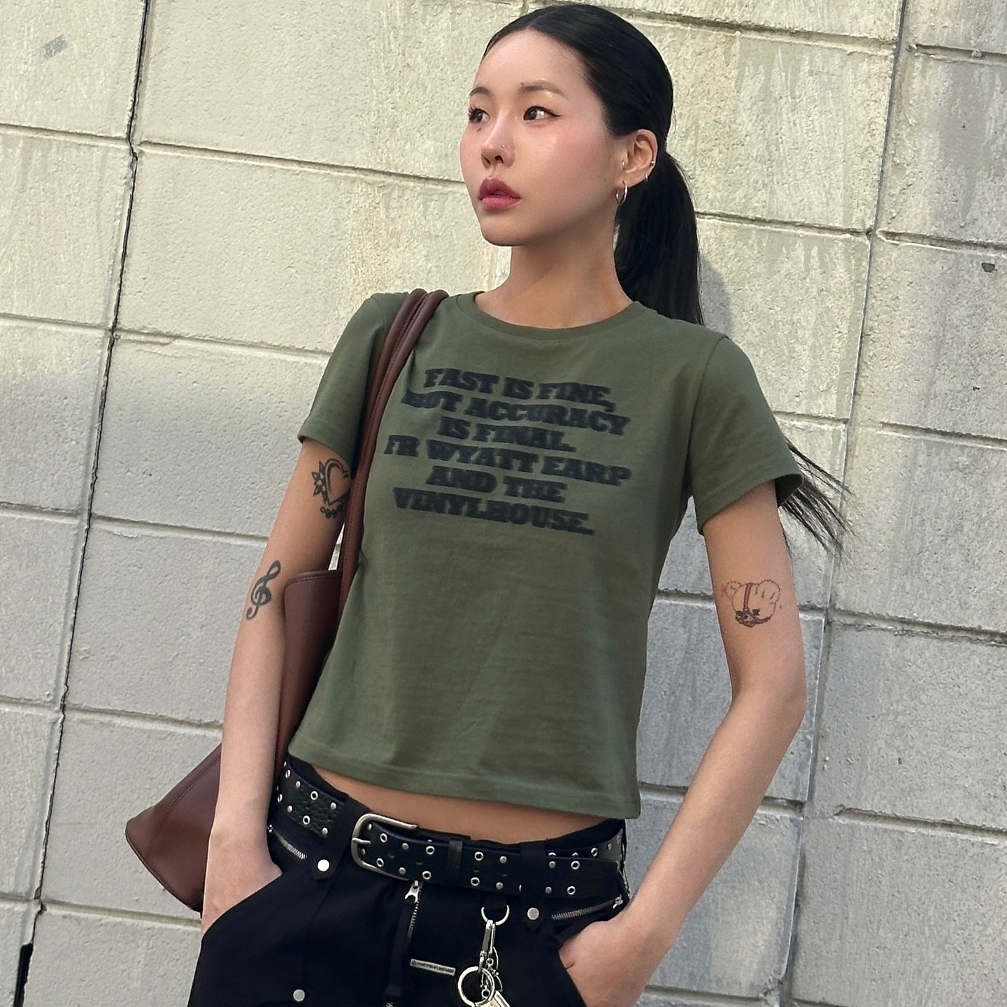Thevinylhouse Gunfight Typo Tee Khaki 착용 스타일