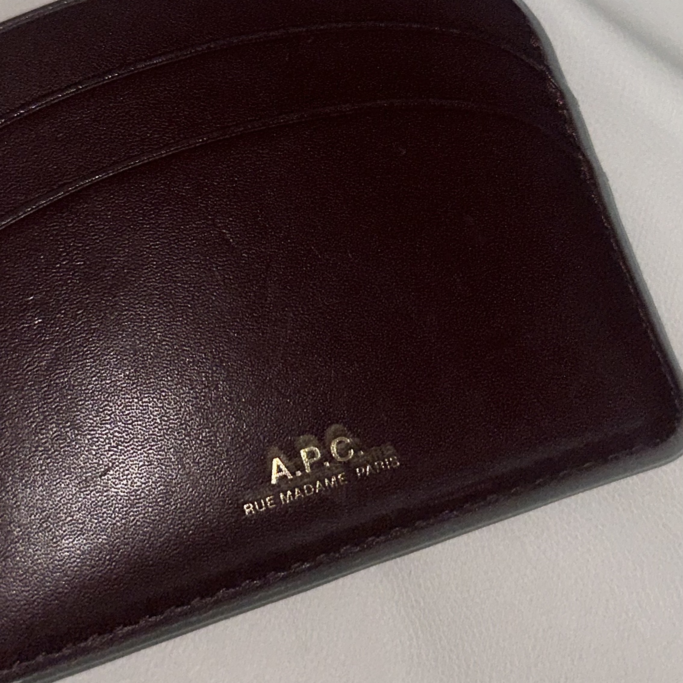 A.P.C. Demi-Lune Card Holder Burgundy 착용 스타일