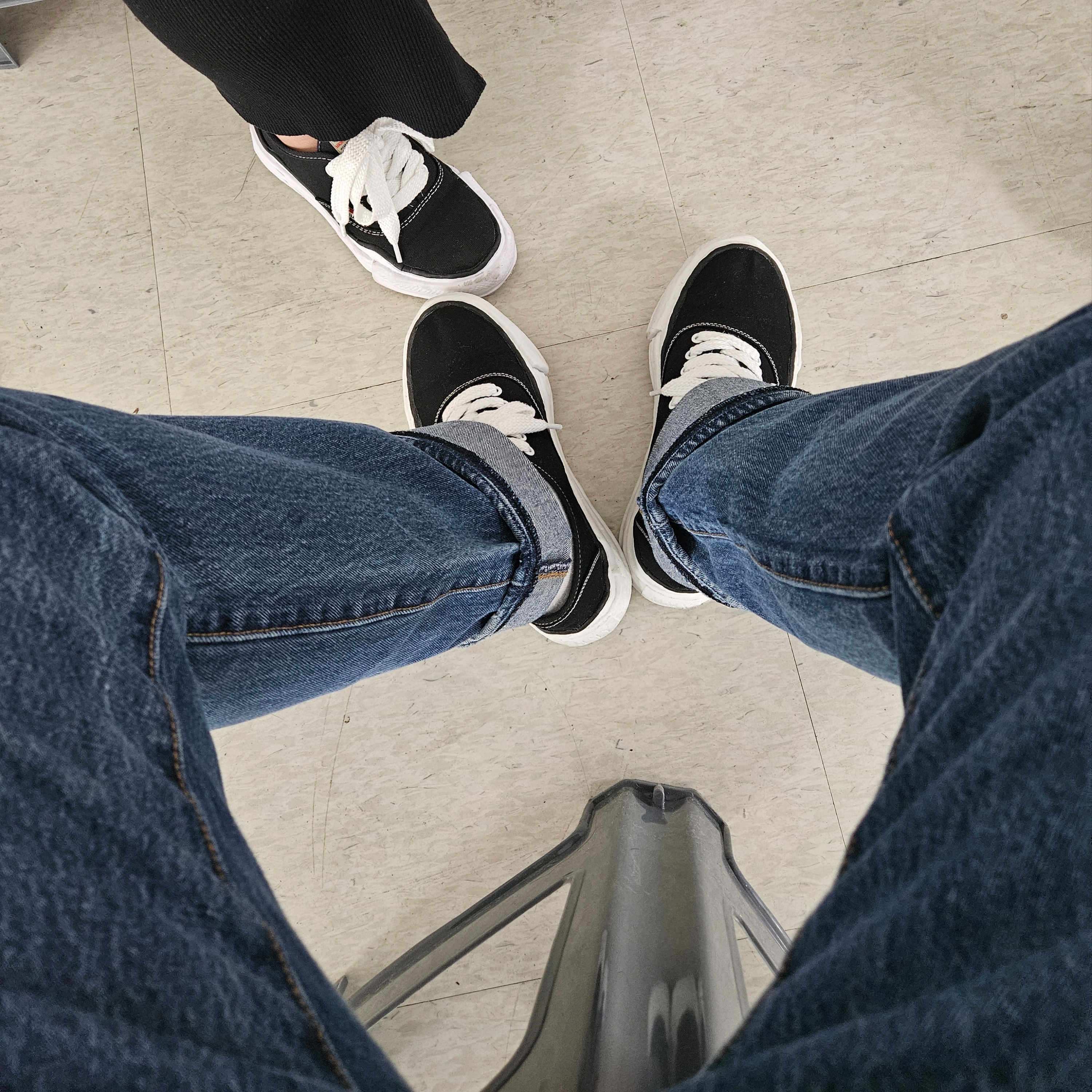 Levi's 501 Original Fit Jean Midium Indigo, Maison Mihara Yasuhiro Baker OG Sole Canvas Low Cut Sneakers Black 착용 스타일