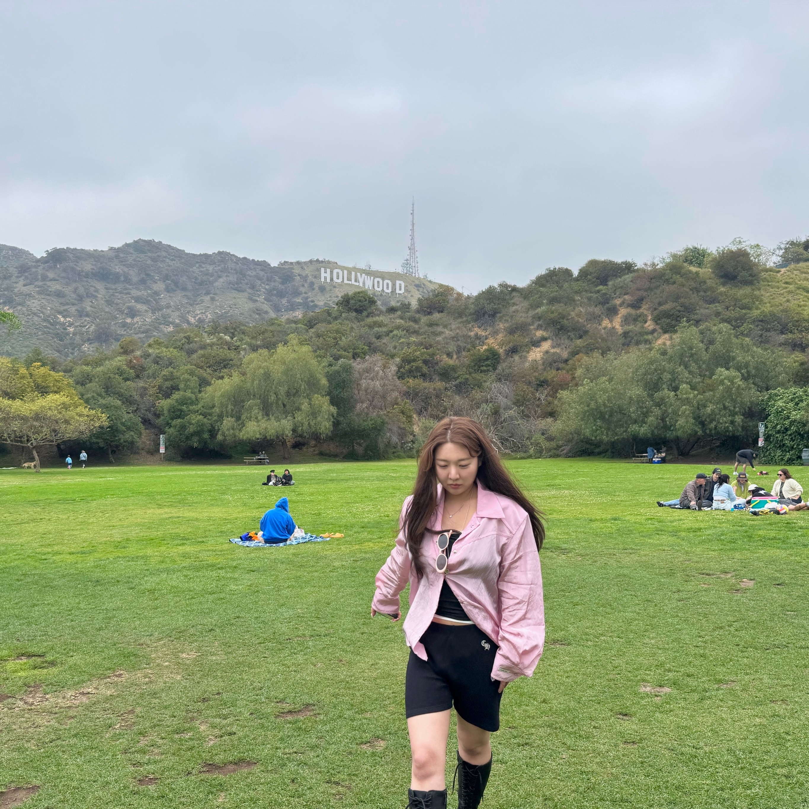Chrome Hearts Cemetery Shorts Black, Gentle Monster x Jennie Jentle Salon Hush P7 Pink Brown 착용 스타일 - 2