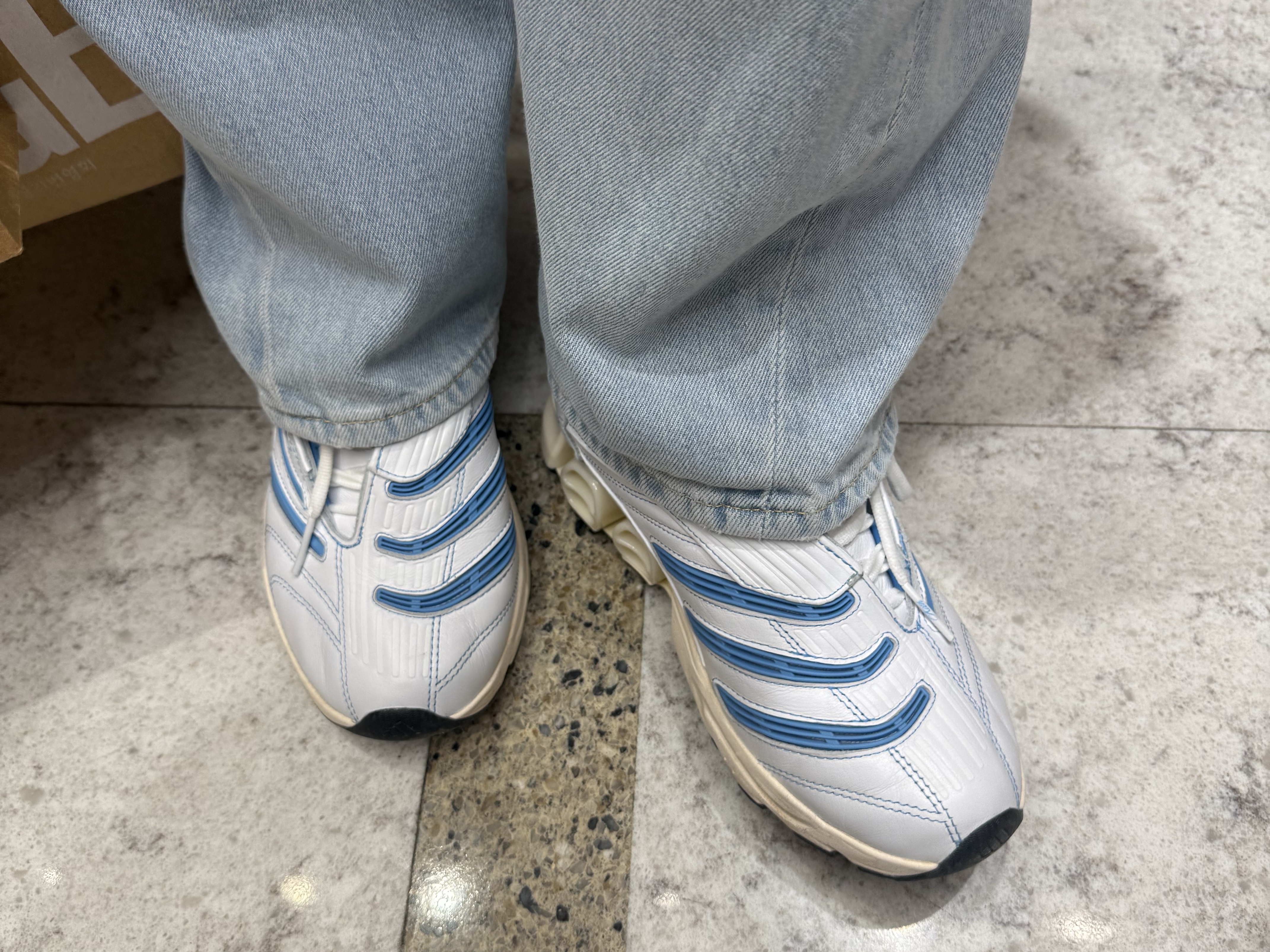 Adidas x Kith Football Predator Megaride White Blue 착용 스타일 - 2