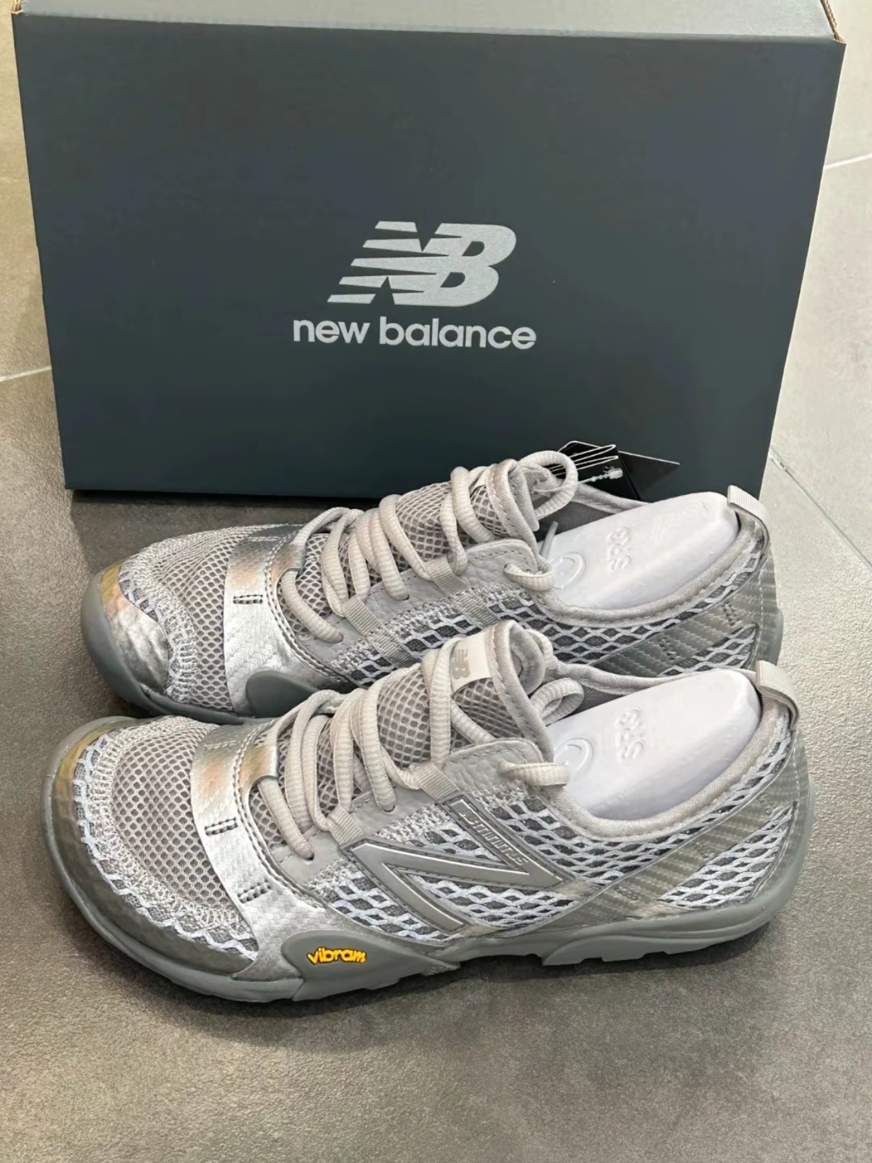 New Balance Minimus MT10O Slate Grey Silver Metallic 착용 스타일