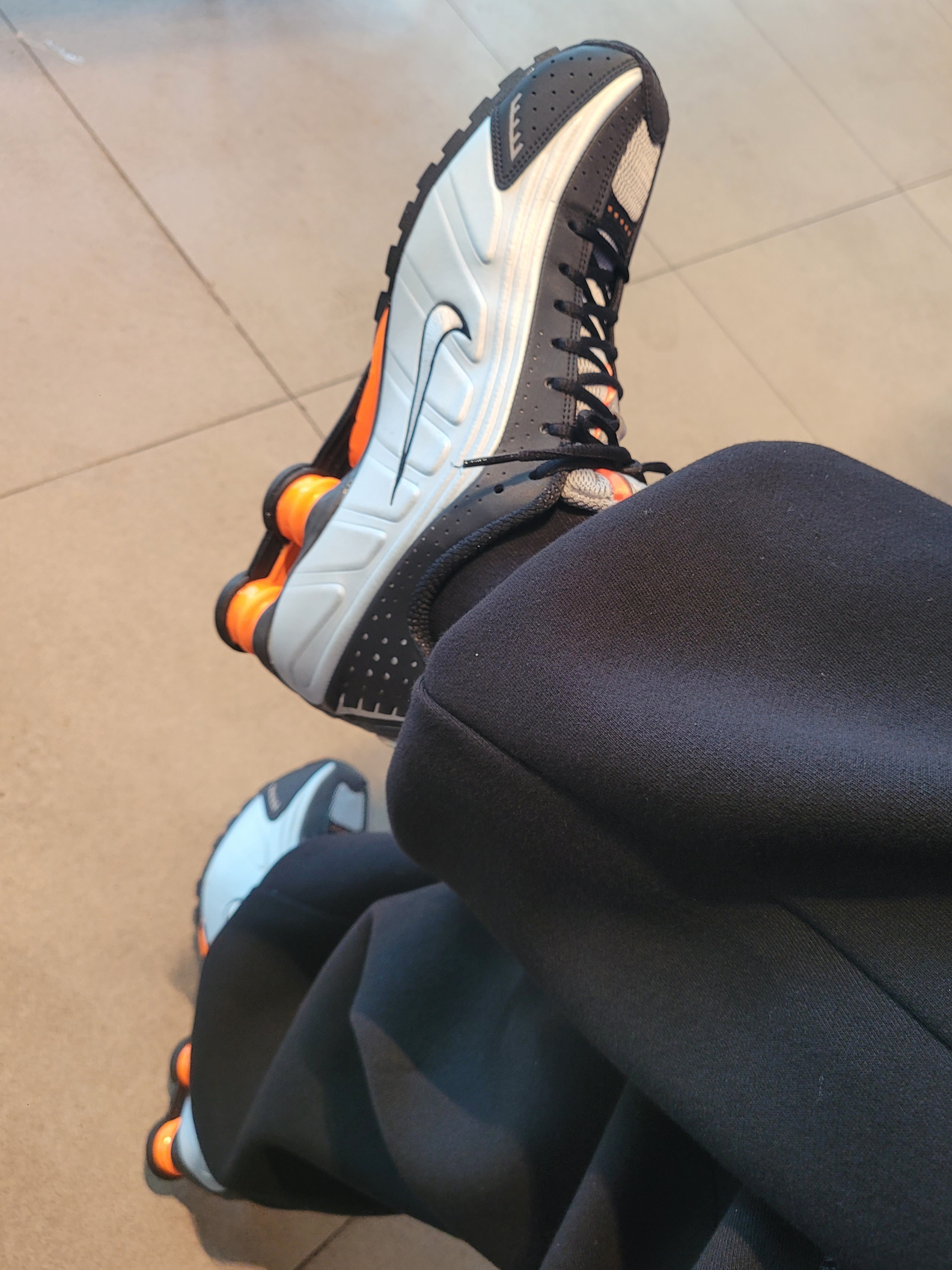 (W) Nike Shox R4 Blue Tint Total Orange, Undermycar Mu.112 Original Logo Curve Line Stitch Bonded Sweat Pants Black 착용 스타일 - 3
