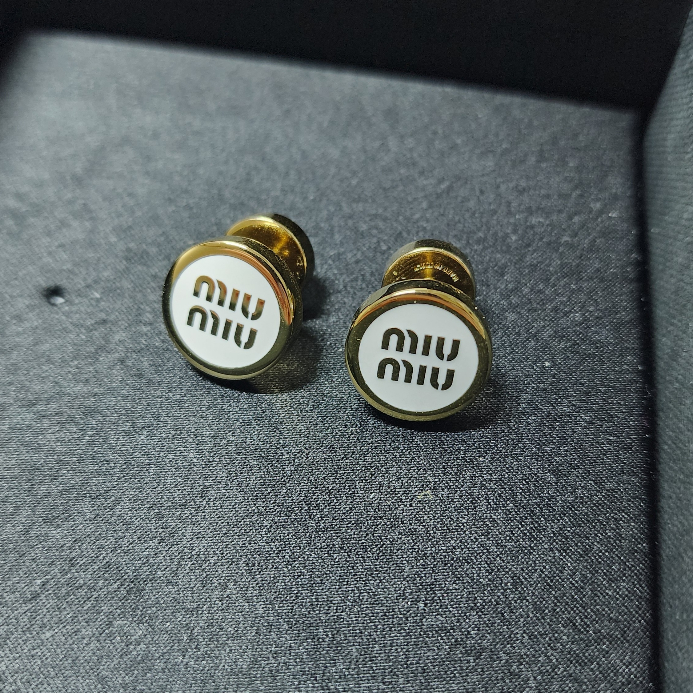 (W) Miu Miu Enameled Metal Earrings White 착용 스타일