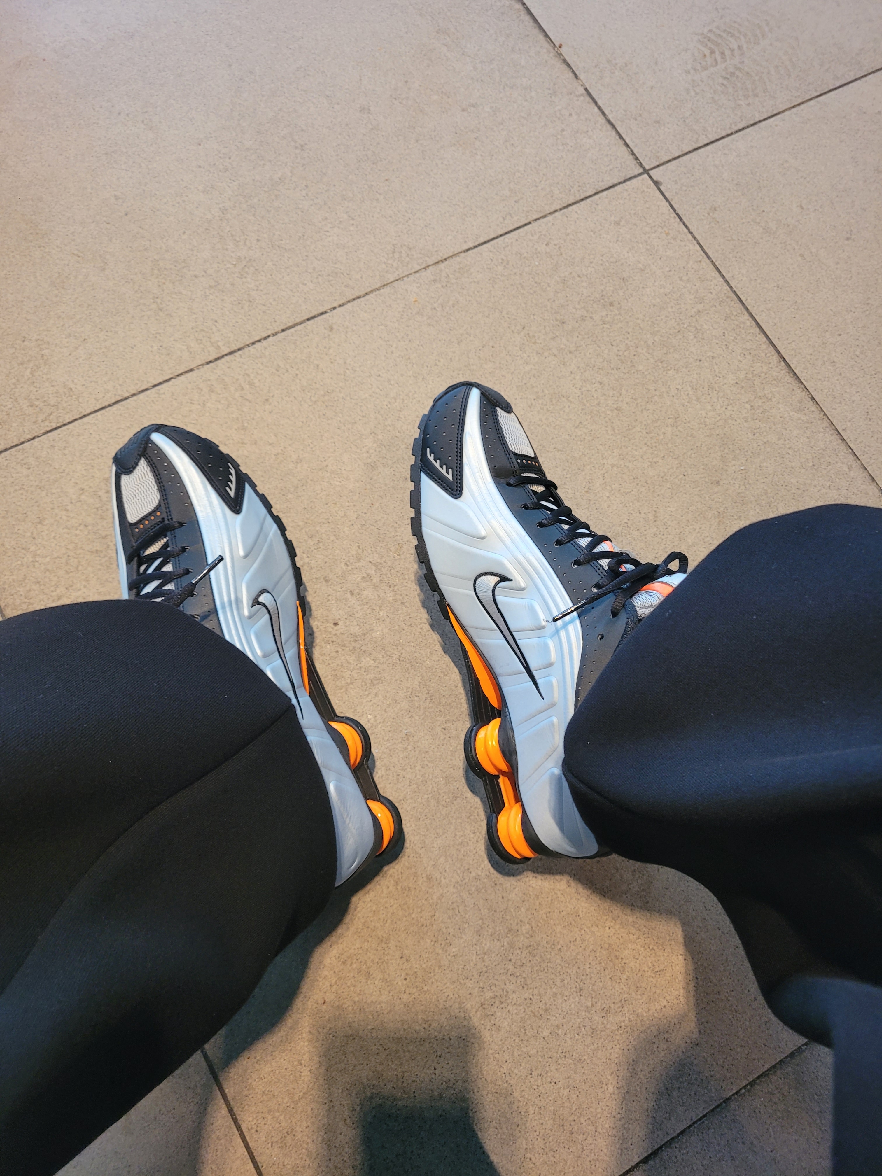 (W) Nike Shox R4 Blue Tint Total Orange, Undermycar Mu.112 Original Logo Curve Line Stitch Bonded Sweat Pants Black 착용 스타일 - 2