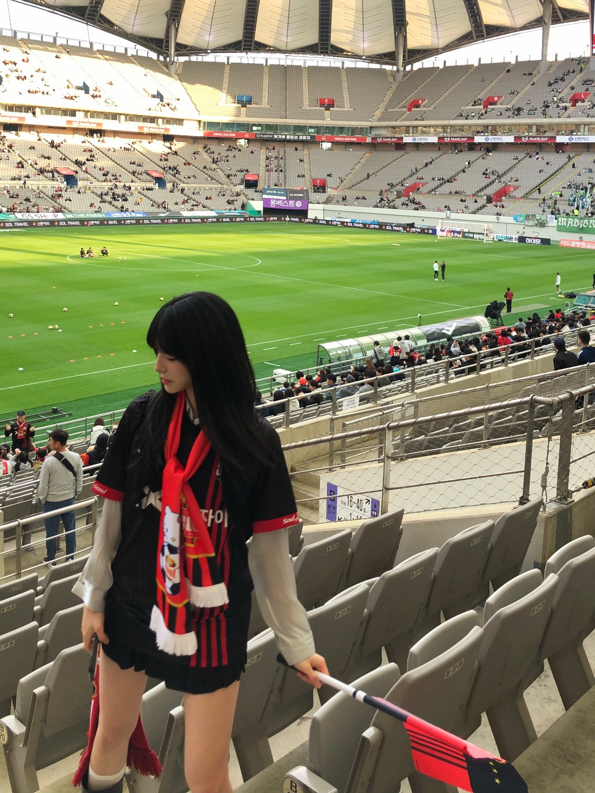 K League x Sanrio Characters 2025 Gym Sack Hello Kitty FC Seoul Red, K League x Sanrio Characters 2025 Muffler Hello Kitty FC Seoul Red 착용 스타일 - 9