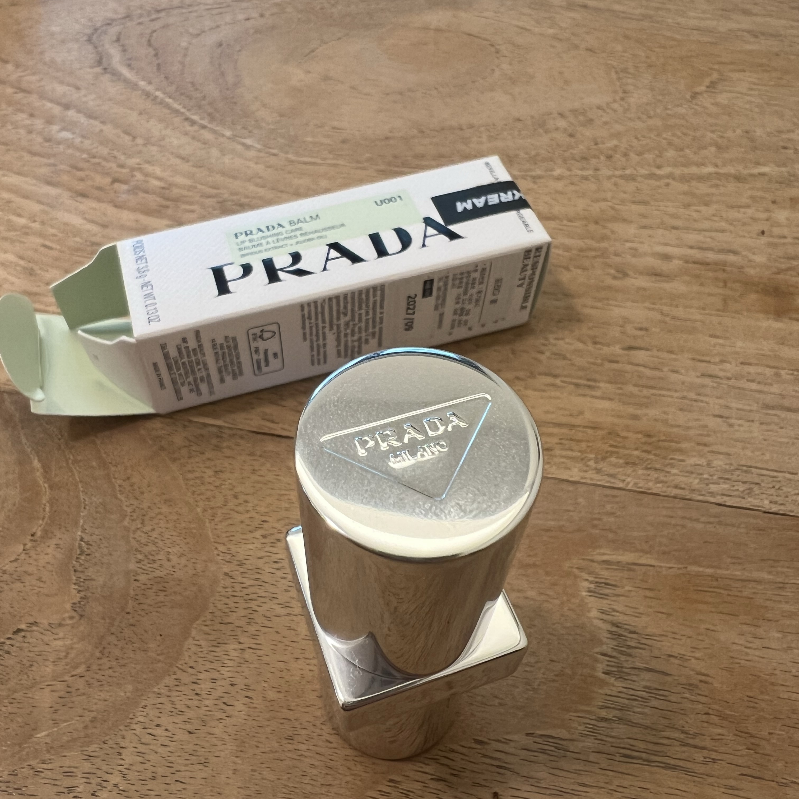 Prada Blushing Care Lip Balm U001 Astral Pink 착용 스타일 - 2