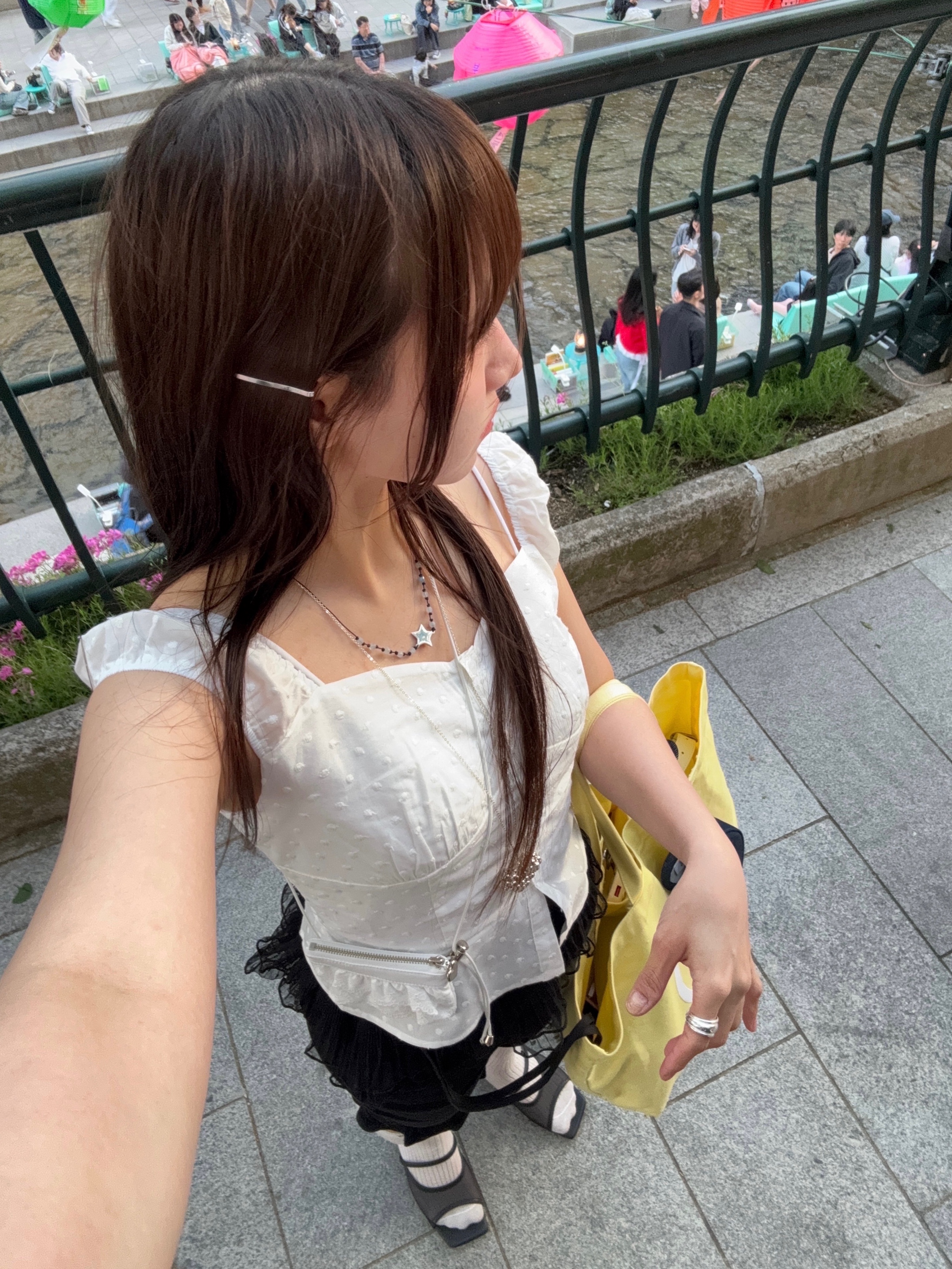 Nff Star Parts Necklace Silver, Nff Void Scrunchie White 착용 스타일 - 3