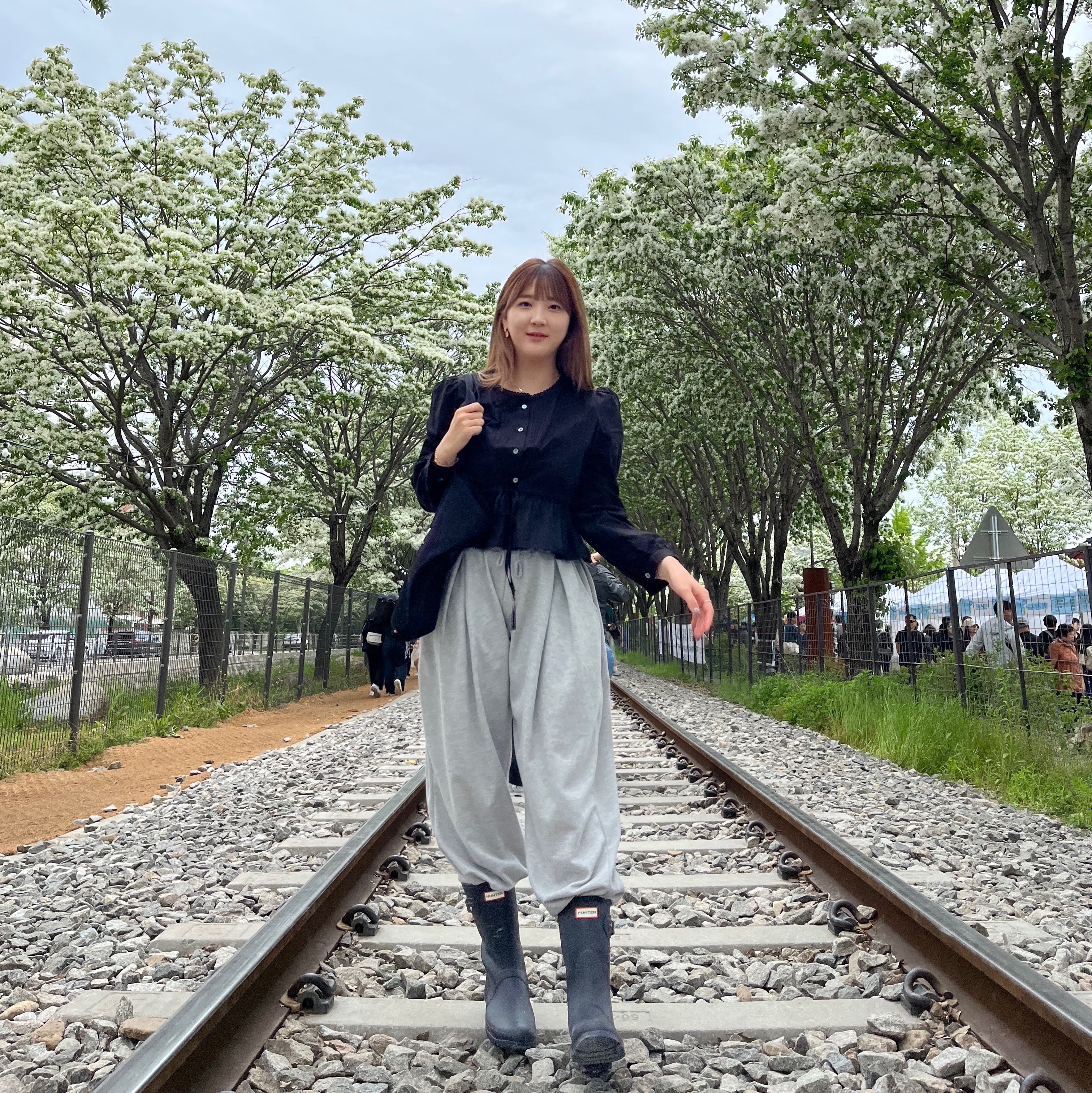 (W) Hunter Original Short Rain Boots Black, Matin Kim Matin Logo Ecobag Black 착용 스타일 - 2