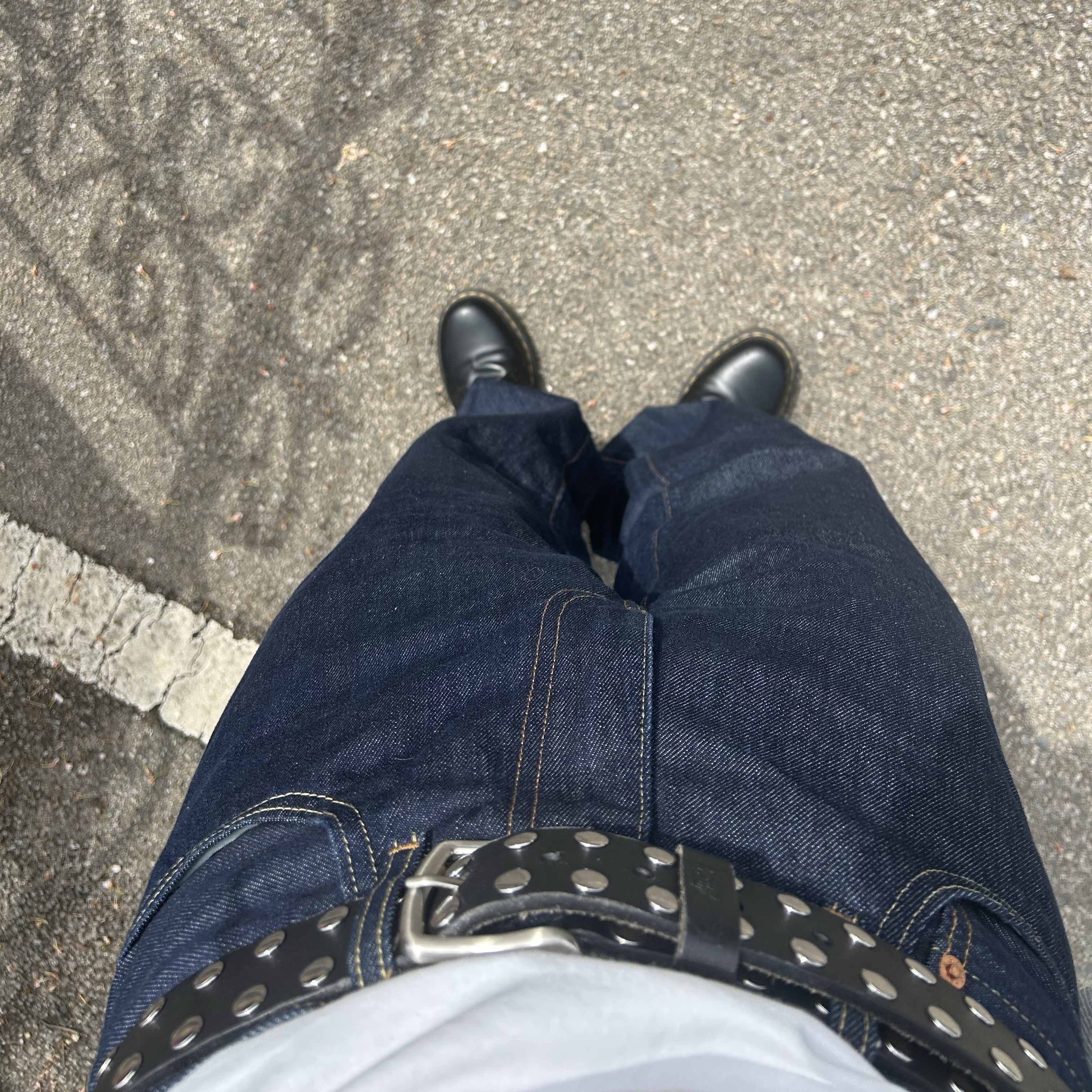 Stussy 8 Ball Studded Belt Black, Dr. Martens 1461 Smooth Black 착용 스타일