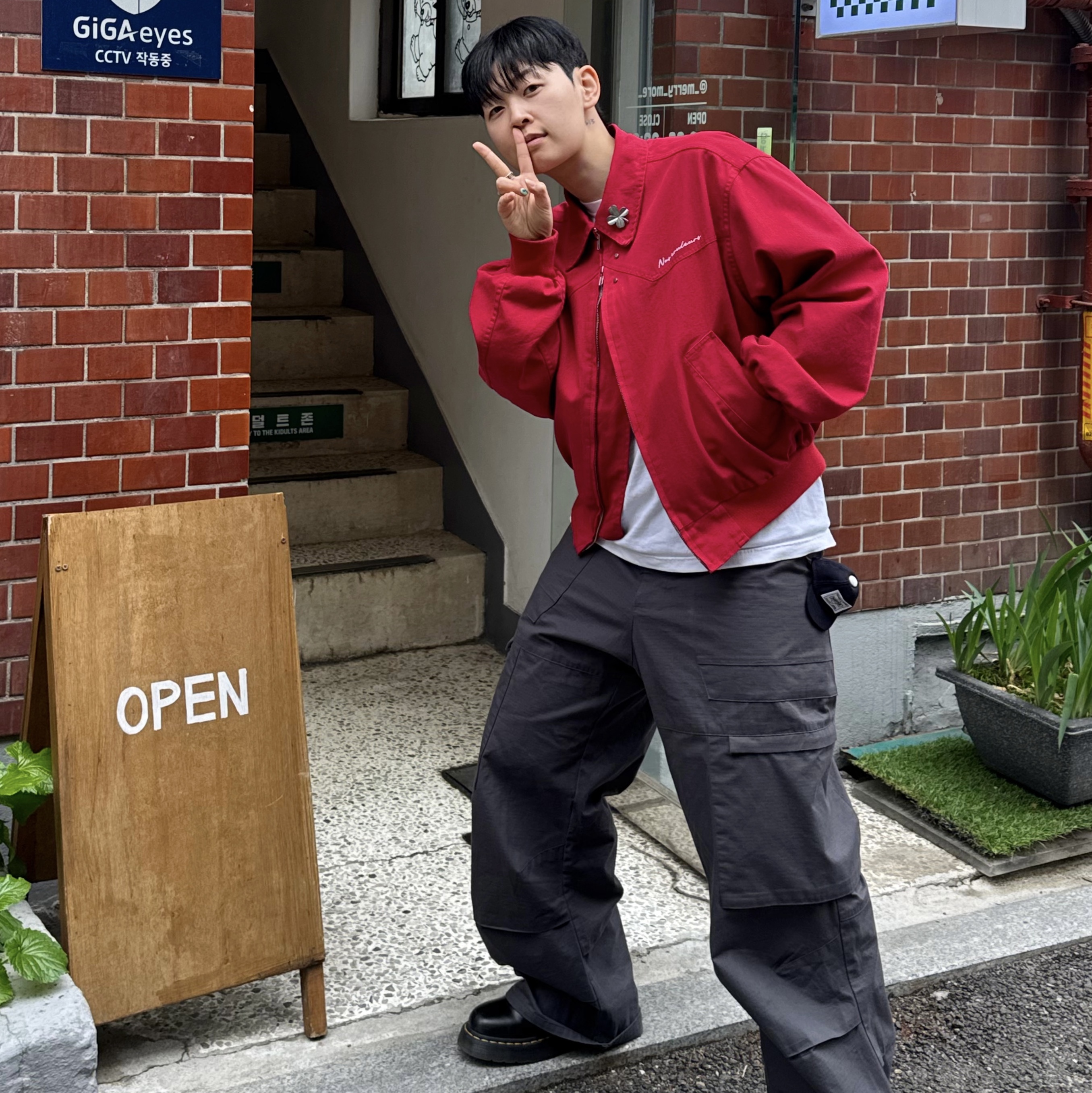 Porter x New Era Key Holder Navy, Dr. Martens Laketen Atlas Mules Black 착용 스타일 - 1