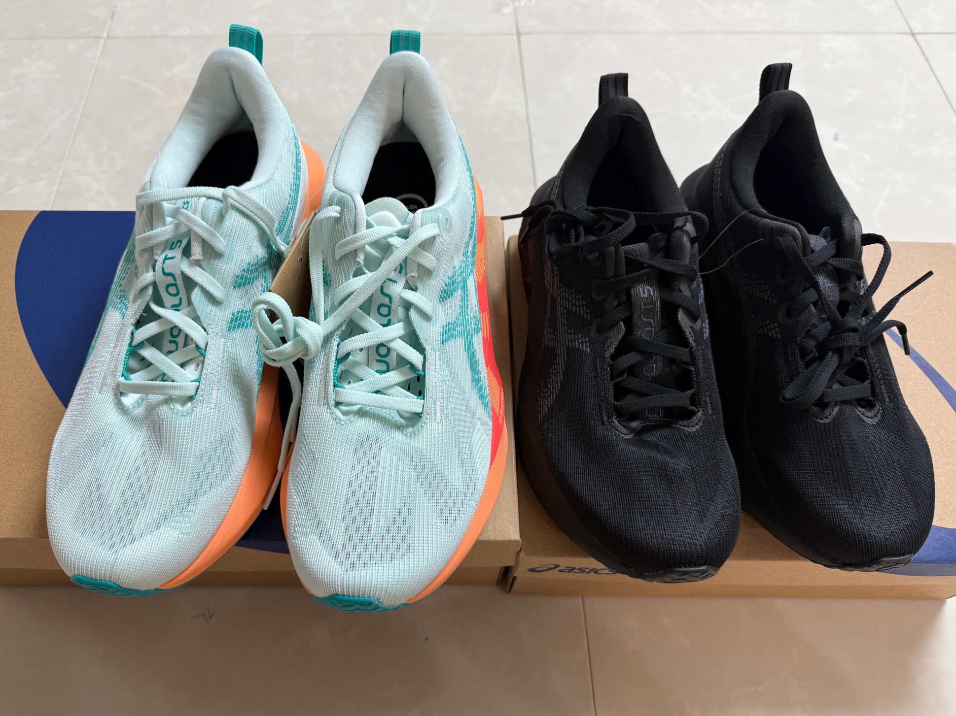 Asics Novablast 5 Soothing Sea Wave Teal, (W) Asics Novablast 5 Black Carrier Grey 착용 스타일