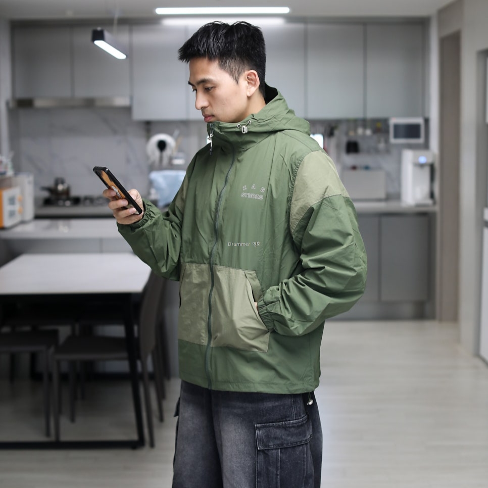IAB Studio Wind Jacket Pack Black Silver, IAB Studio T-Shirt White Gray 착용 스타일 - 3