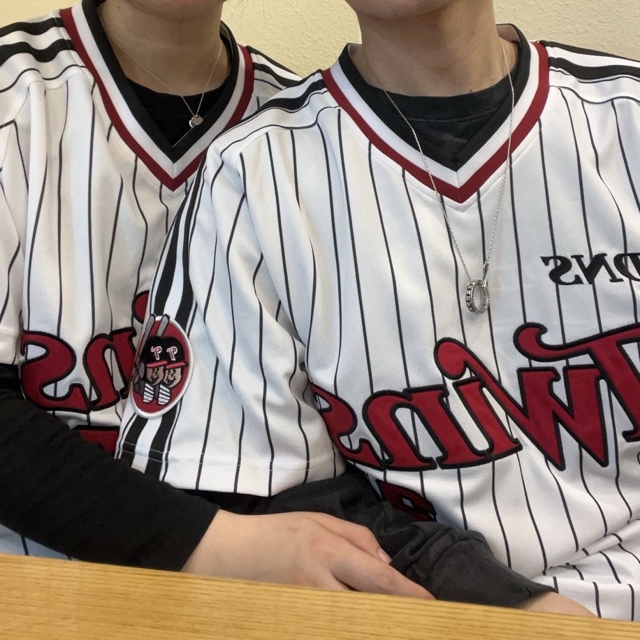 BDNS x LG TWINS Classic Logo Stripe Baseball Jersey White (Non Marking Ver.) 착용 스타일 - 2