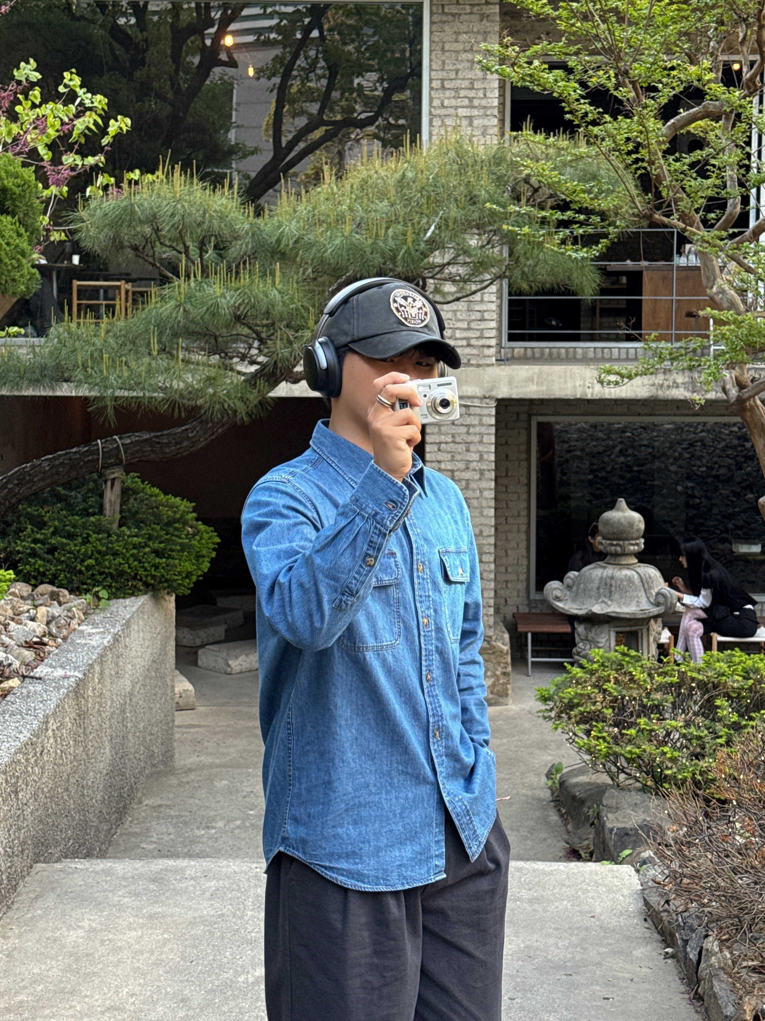 On Running x Post Archive Faction (Paf) Cloudventure Peak Ice Moon, Uniqlo x JW Anderson Denim Shirt Blue - KR 착용 스타일 - 3