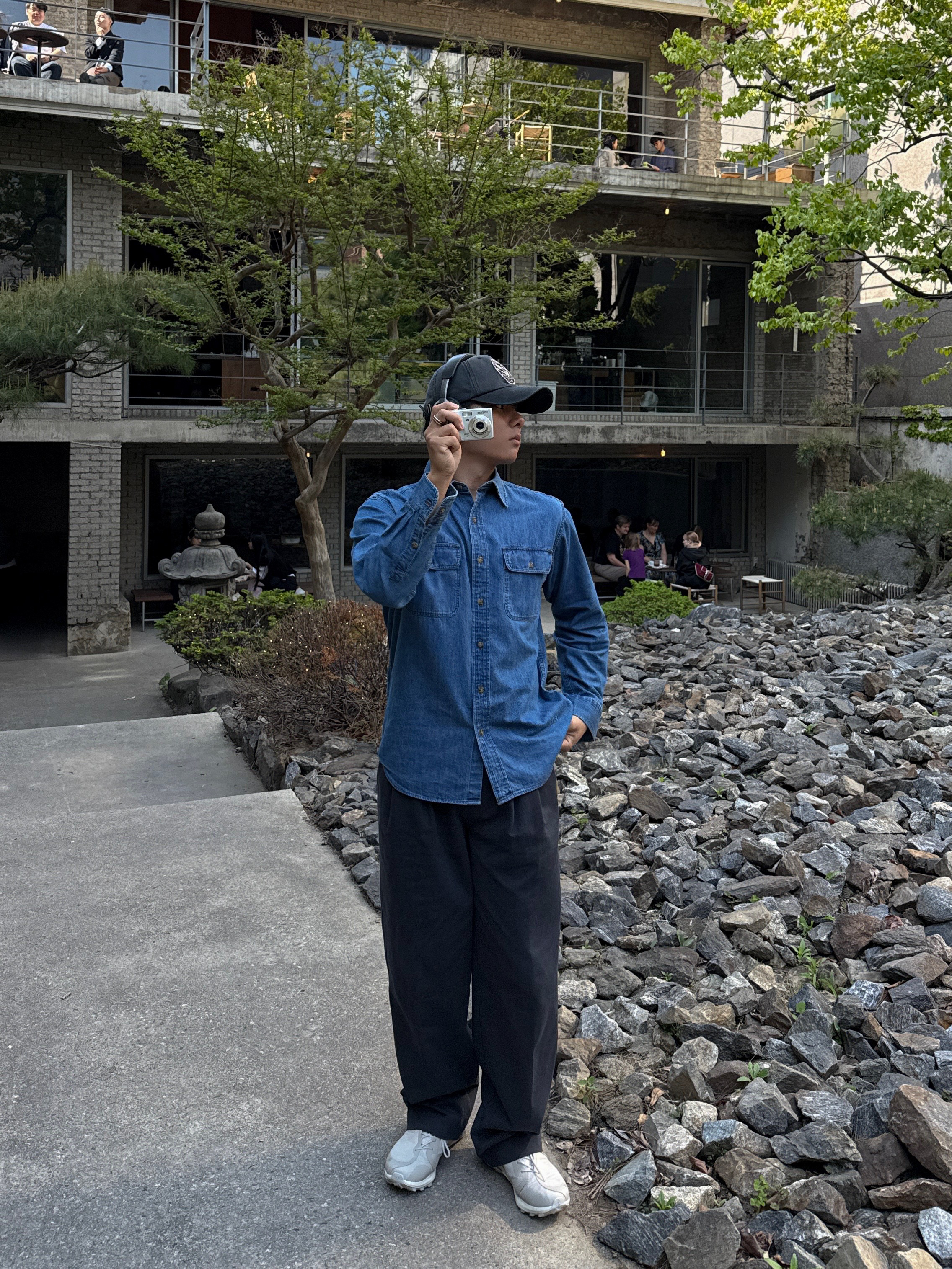 On Running x Post Archive Faction (Paf) Cloudventure Peak Ice Moon, Uniqlo x JW Anderson Denim Shirt Blue - KR 착용 스타일 - 2
