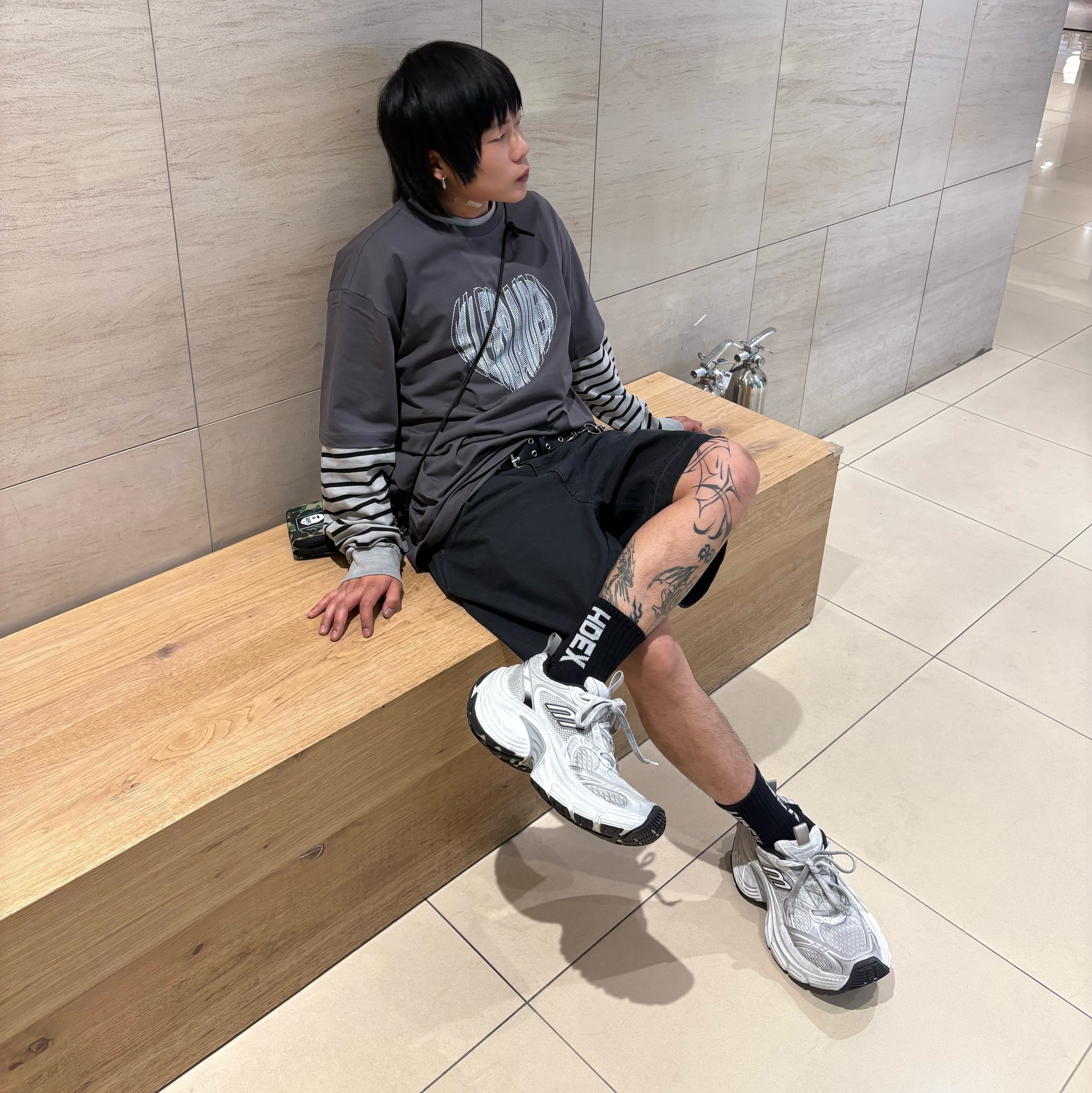 Balenciaga 10XL Sneakers White Grey Silver Black 착용 스타일 - 2