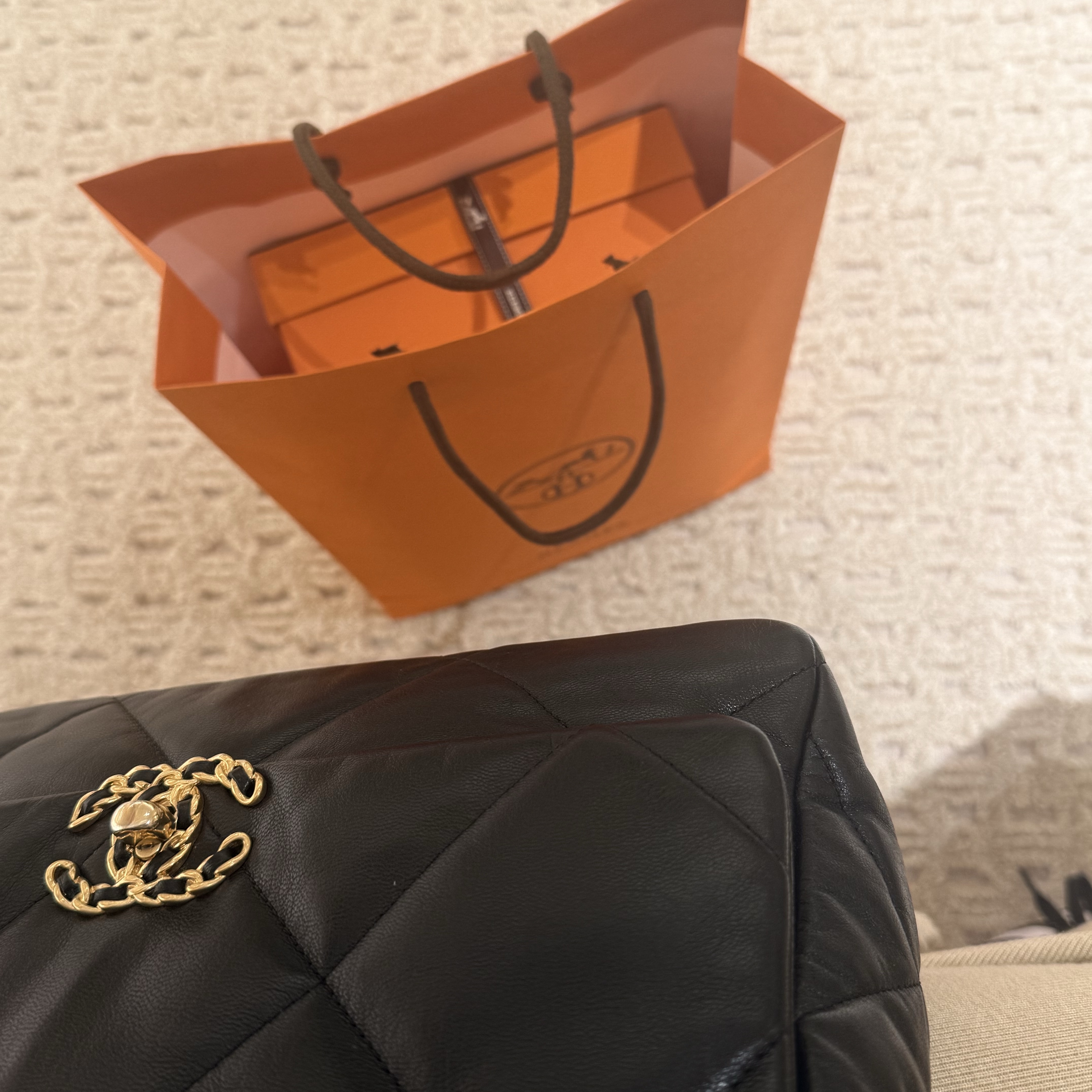 Chanel Large 19 Handbag Lambskin & Gold Black, (W) Hermes Chypre Sandal Epsom Calfskin & Bleu Cristaux 착용 스타일