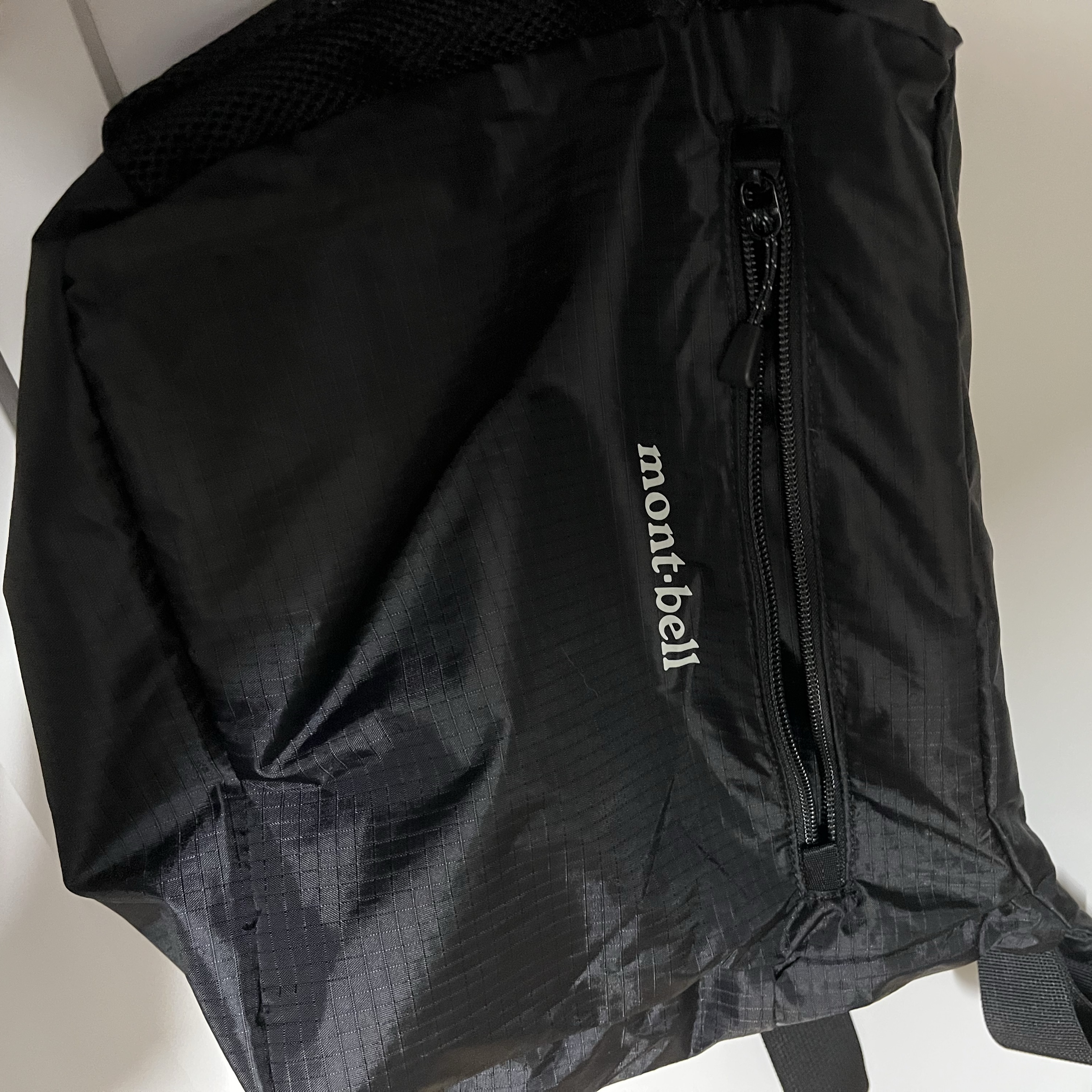 Montbell Pocketable Light Shoulder Bag Small Black 착용 스타일