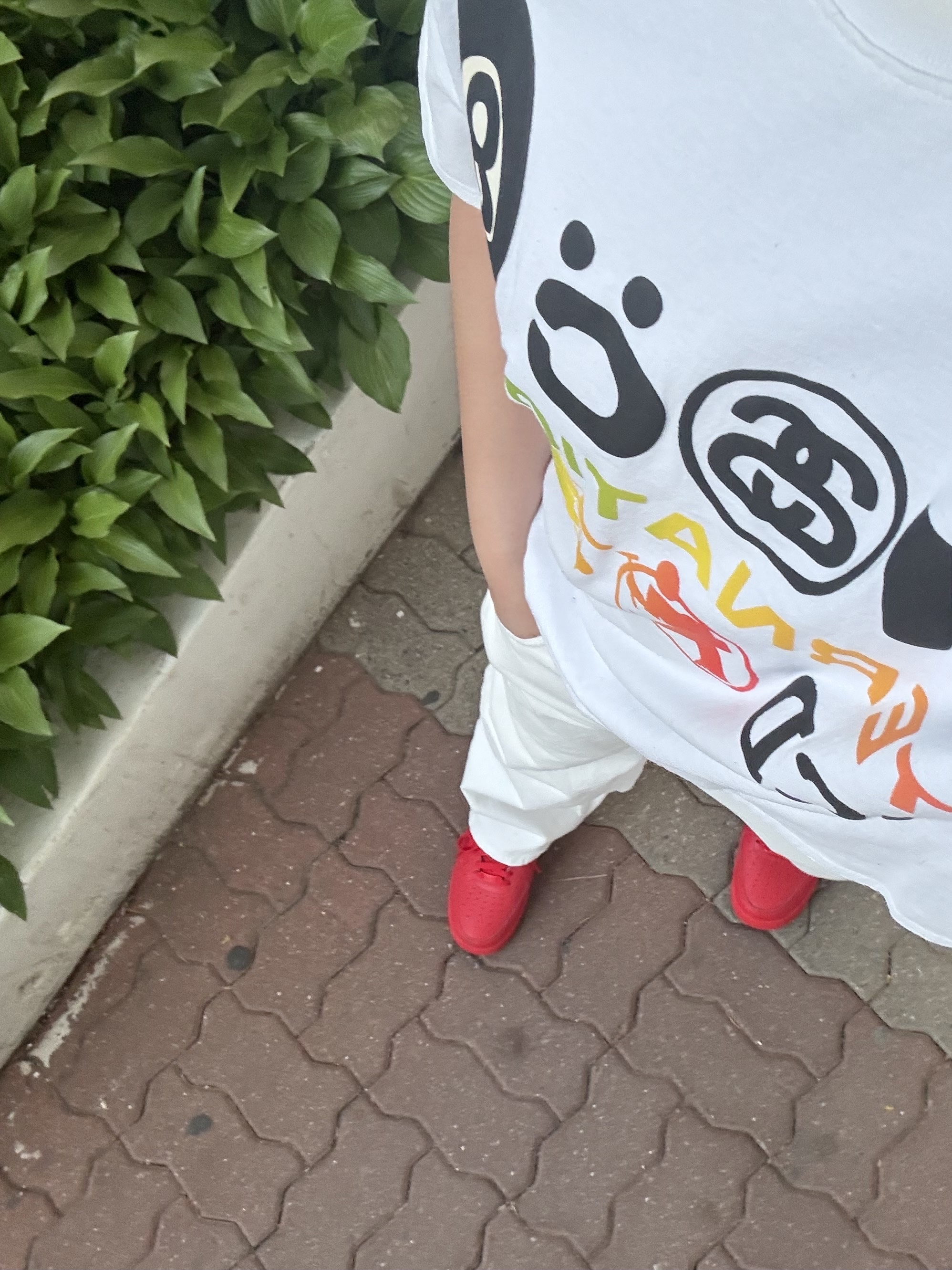 Nike Air Force 1 '07 LV8 Low 1 Triple Red, Stussy x Cactus Plant Flea Market International T-Shirt White 착용 스타일
