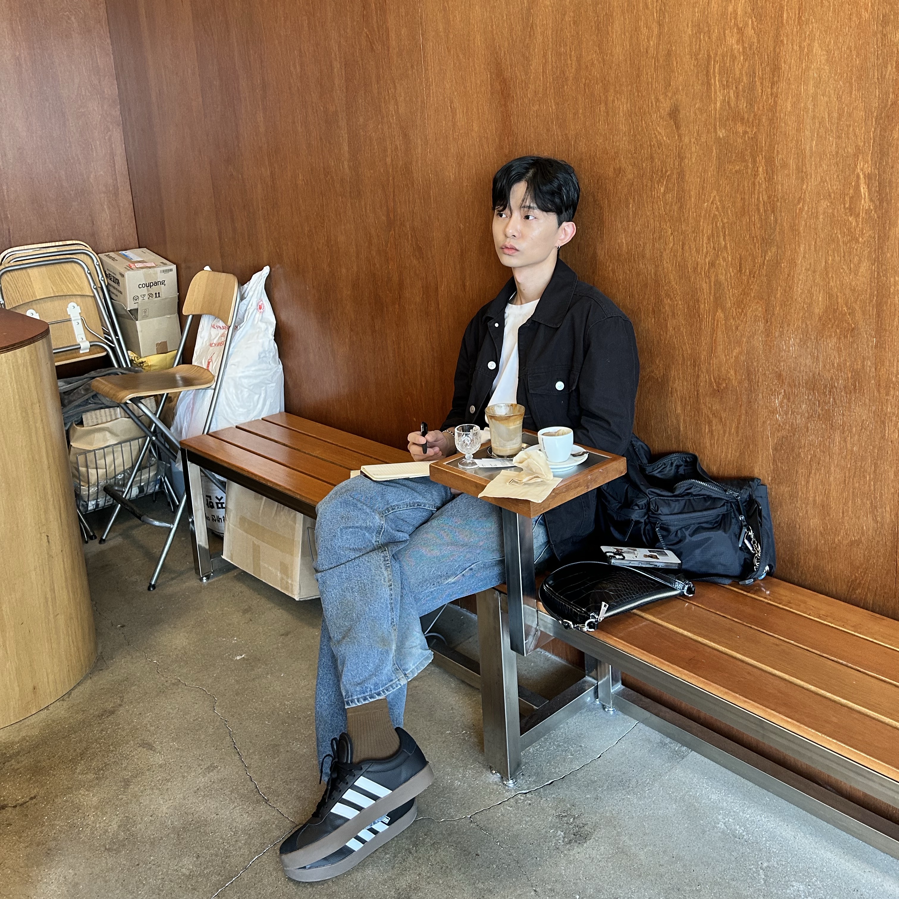 Uniqlo Multi Pocket Shoulder Bag Black, (W) Adidas VL Court Base Core Black Cloud White 착용 스타일 - 1