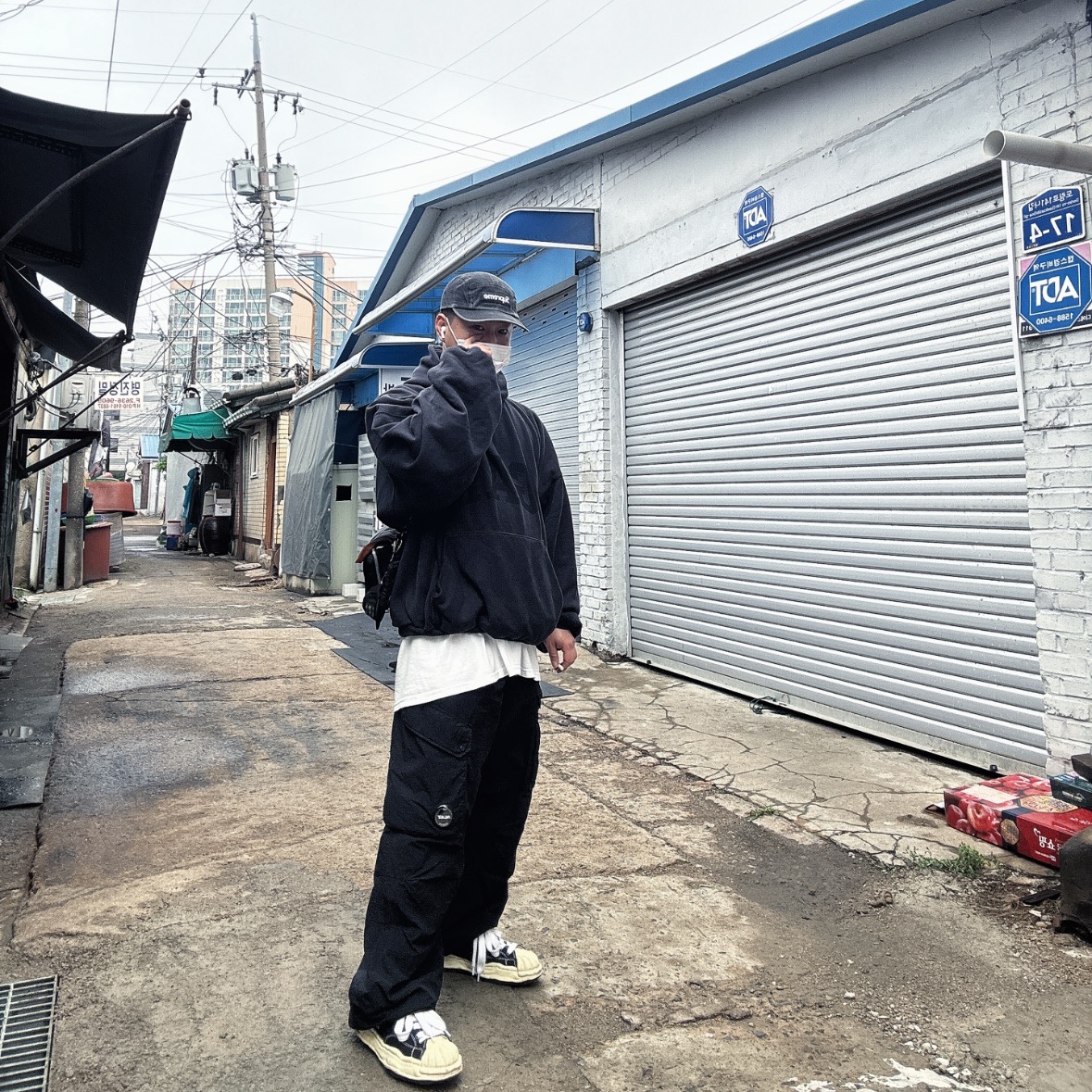Maison Mihara Yasuhiro Blakey VL OG Sole Canvas Low-top Sneakers Black, Yeezy Gap Engineered By Balenciaga Dove Hoodie Washed Black 착용 스타일