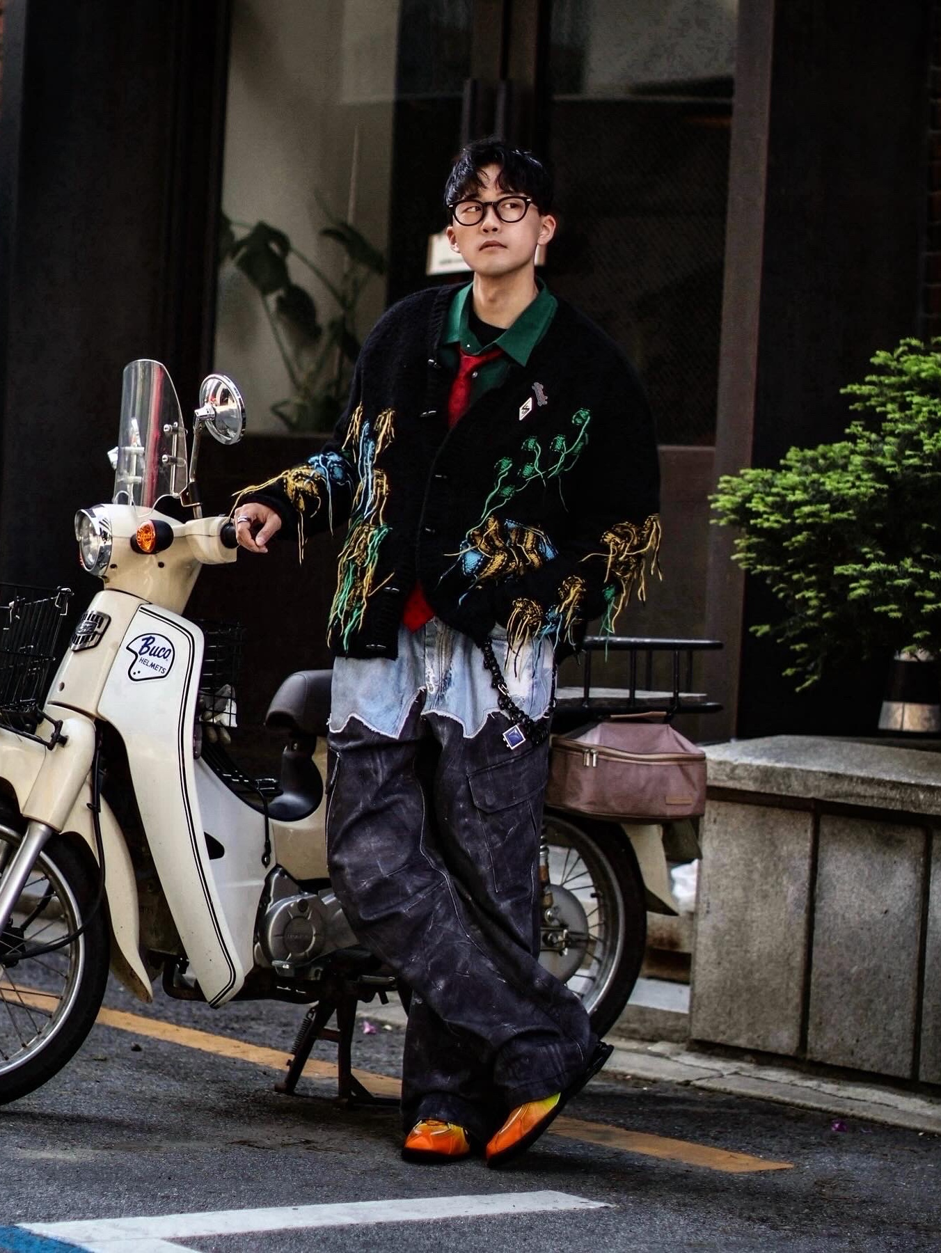 [KREAM 단독] ADSB Andersson Bell Macaron Intarsia Cardigan Black, Nike x Martine Rose Shox MR4 Safety Orange 착용 스타일 - 1