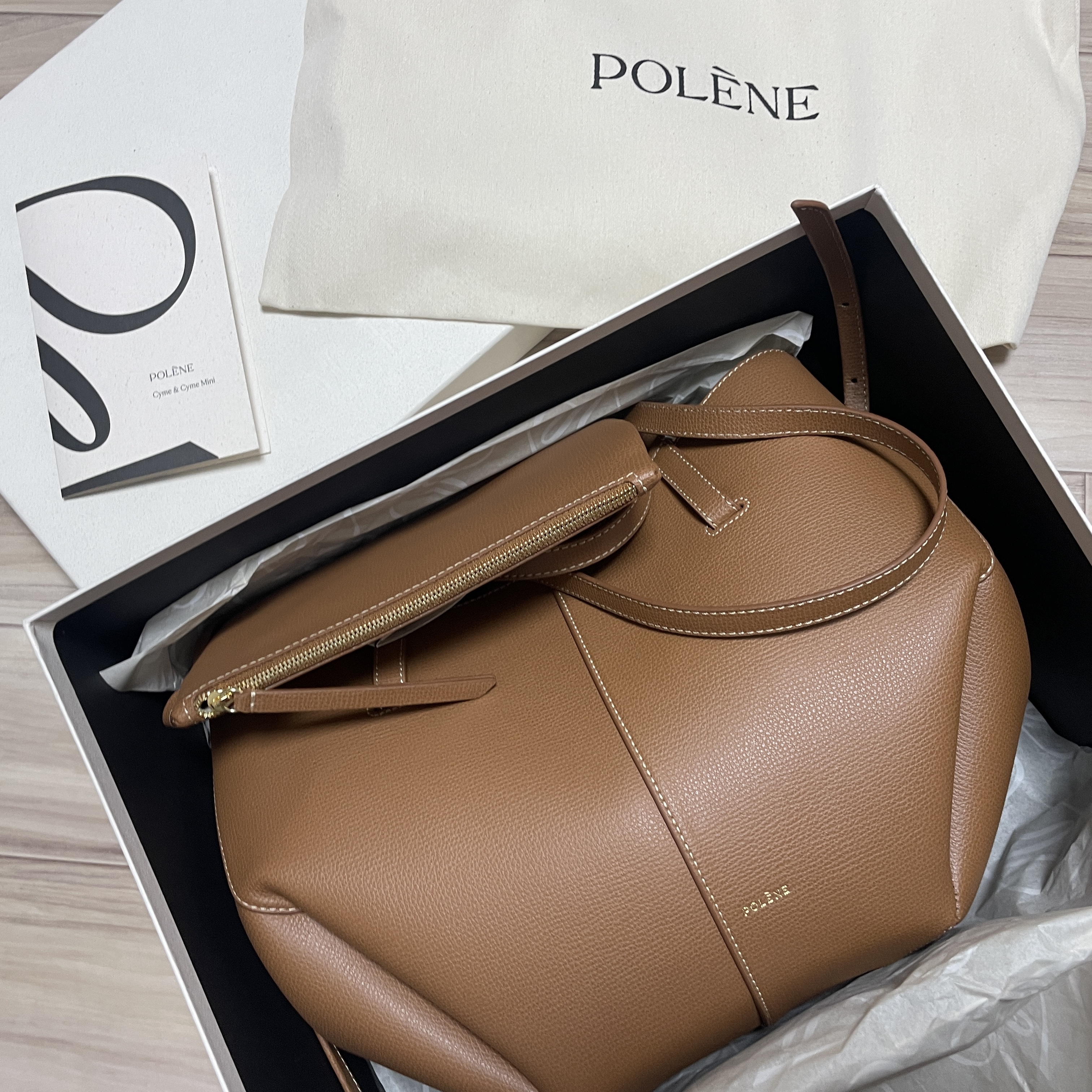 Polene Cyme Mini Camel 착용 스타일 - 1