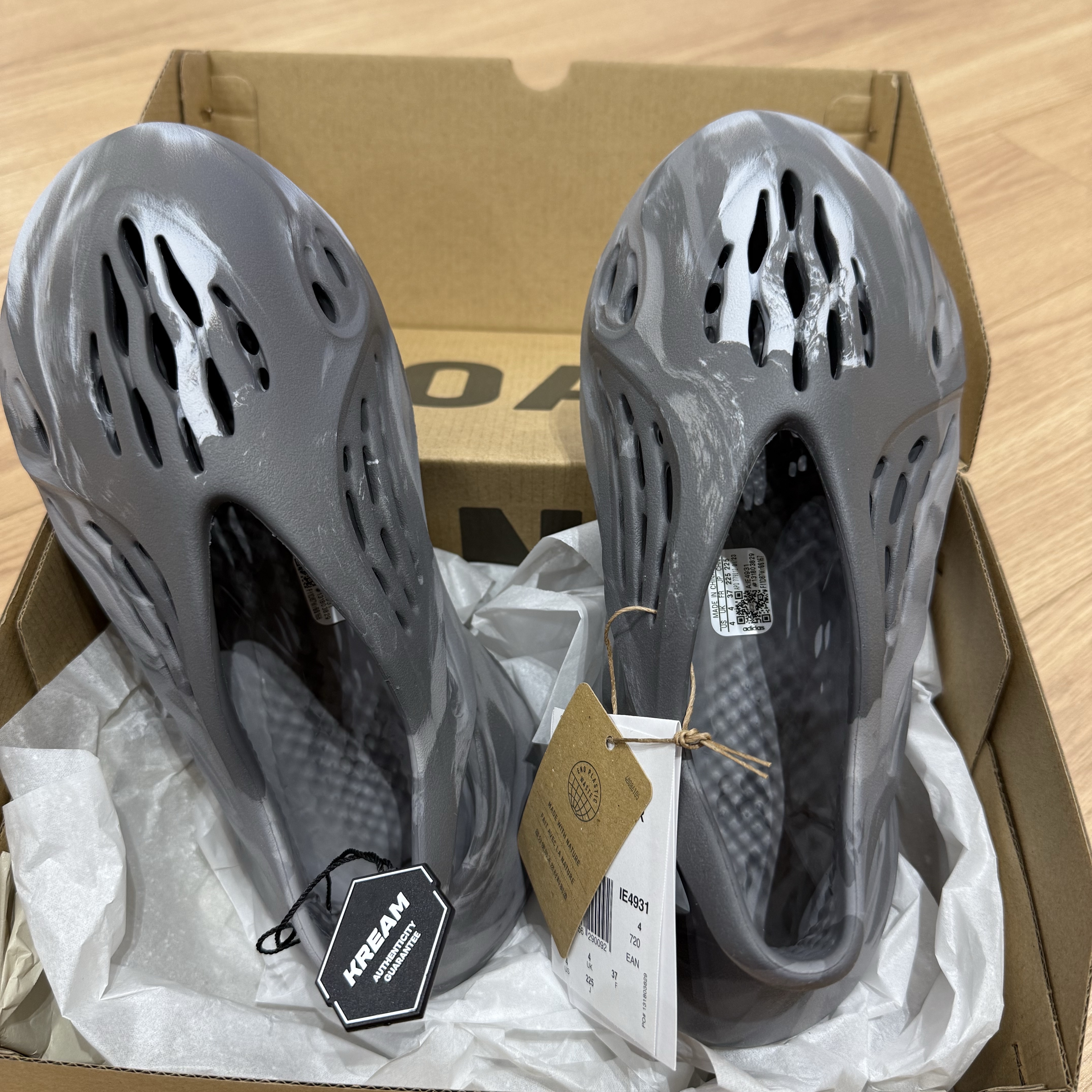 Adidas Yeezy Foam RNNR MX Granite 착용 스타일 - 1