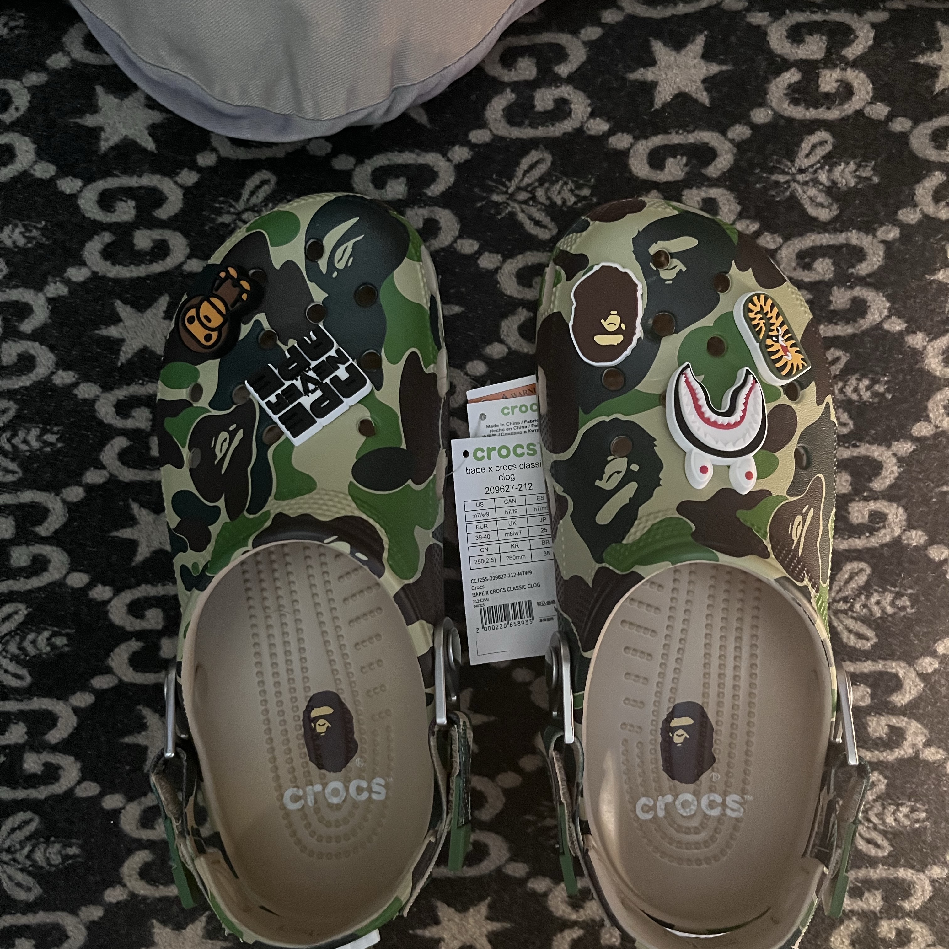 Crocs x BAPE Classic Clog Chai 착용 스타일