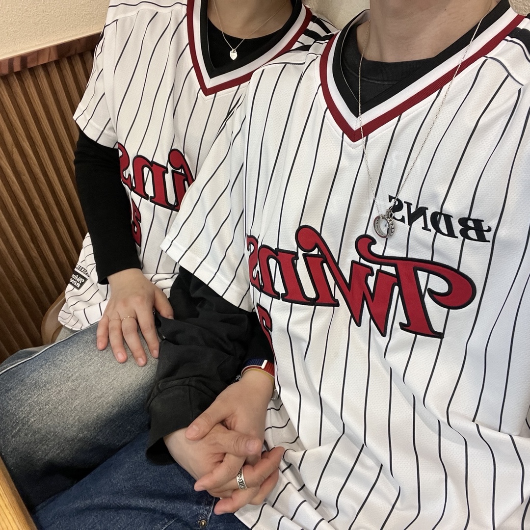 BDNS x LG TWINS Classic Logo Stripe Baseball Jersey White (Non Marking Ver.) 착용 스타일 - 1