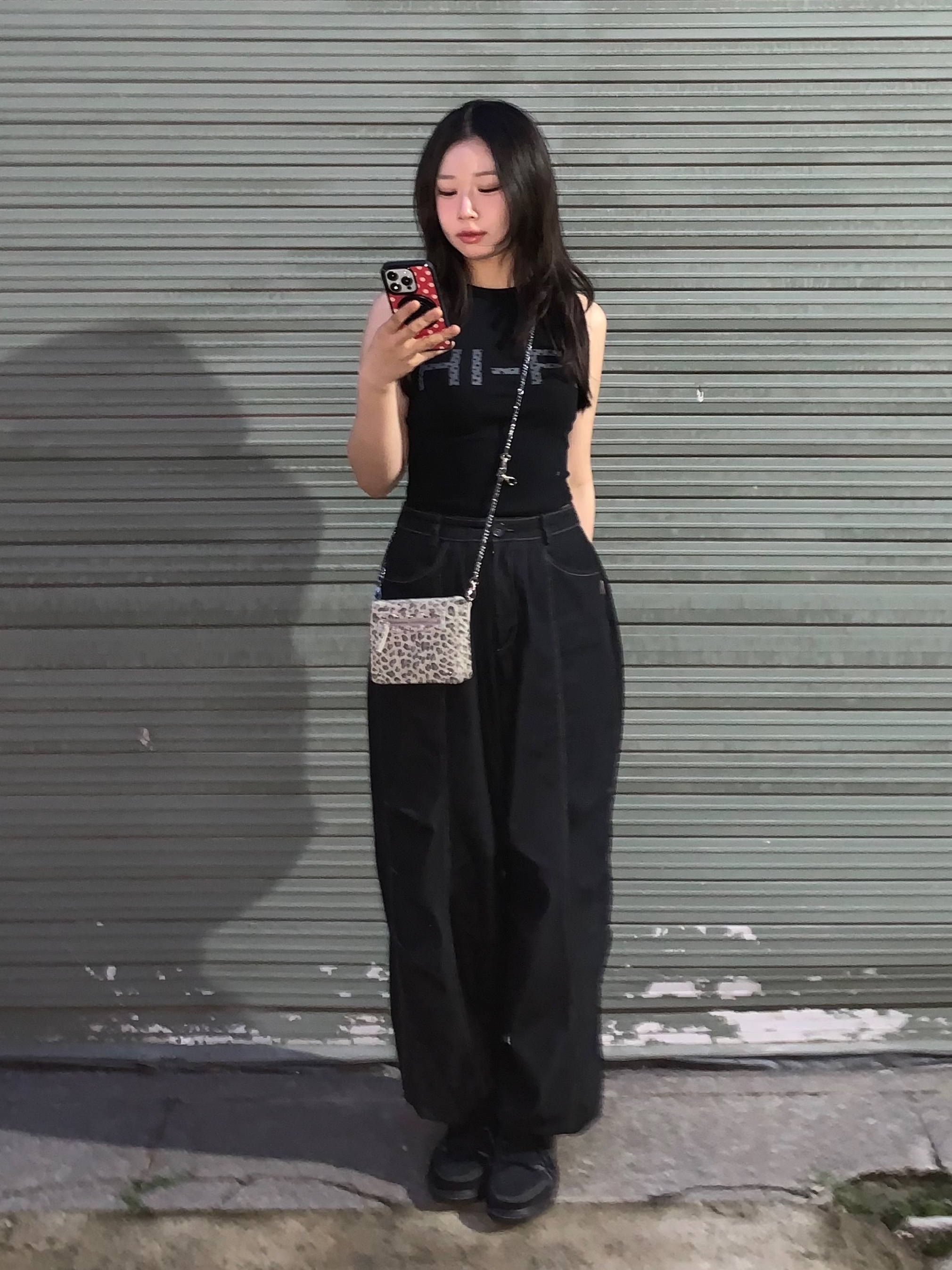 Jordan 1 x Travis Scott Retro Low OG SP Black Phantom, Deinet Stud Cross Chain Wallet in Leopard 착용 스타일 - 1