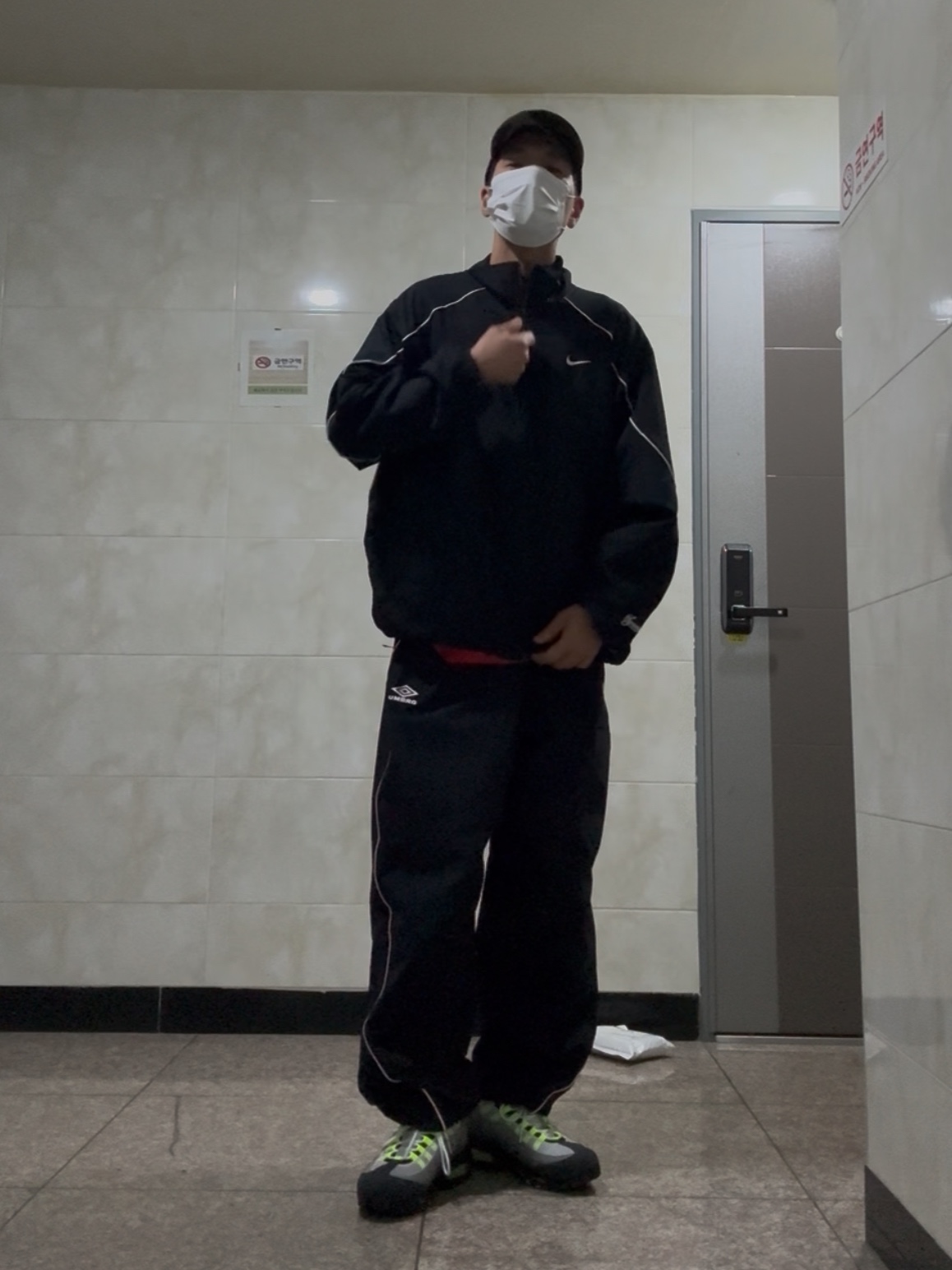 Supreme x Nike Track Jacket Black - 25SS, Supreme x Umbro Gore-Tex Track Pant Black - 25SS 착용 스타일