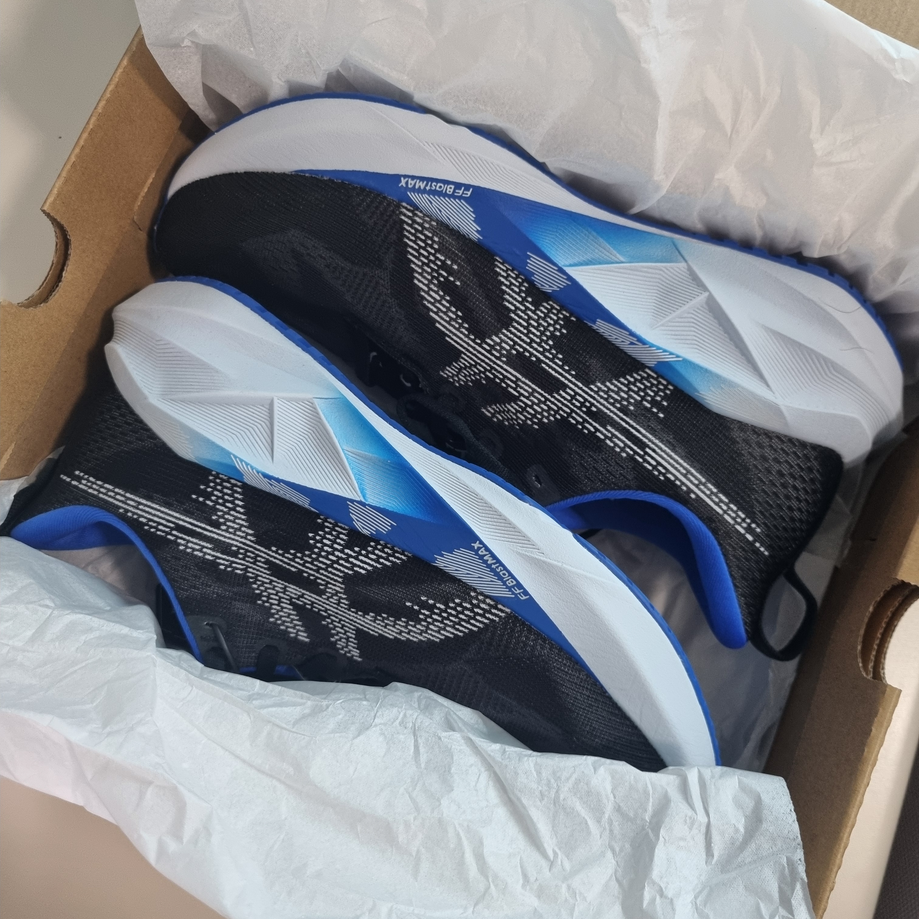 Asics Novablast 5 Black White 착용 스타일