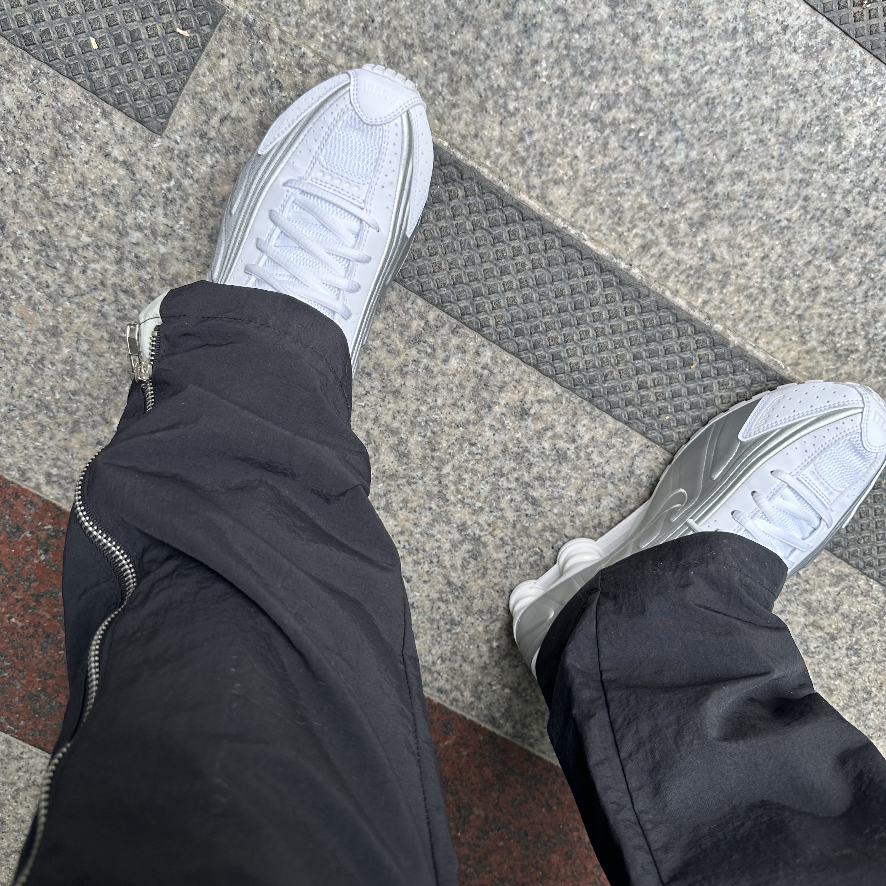 (W) Nike Shox R4 White Metallic Silver 착용 스타일