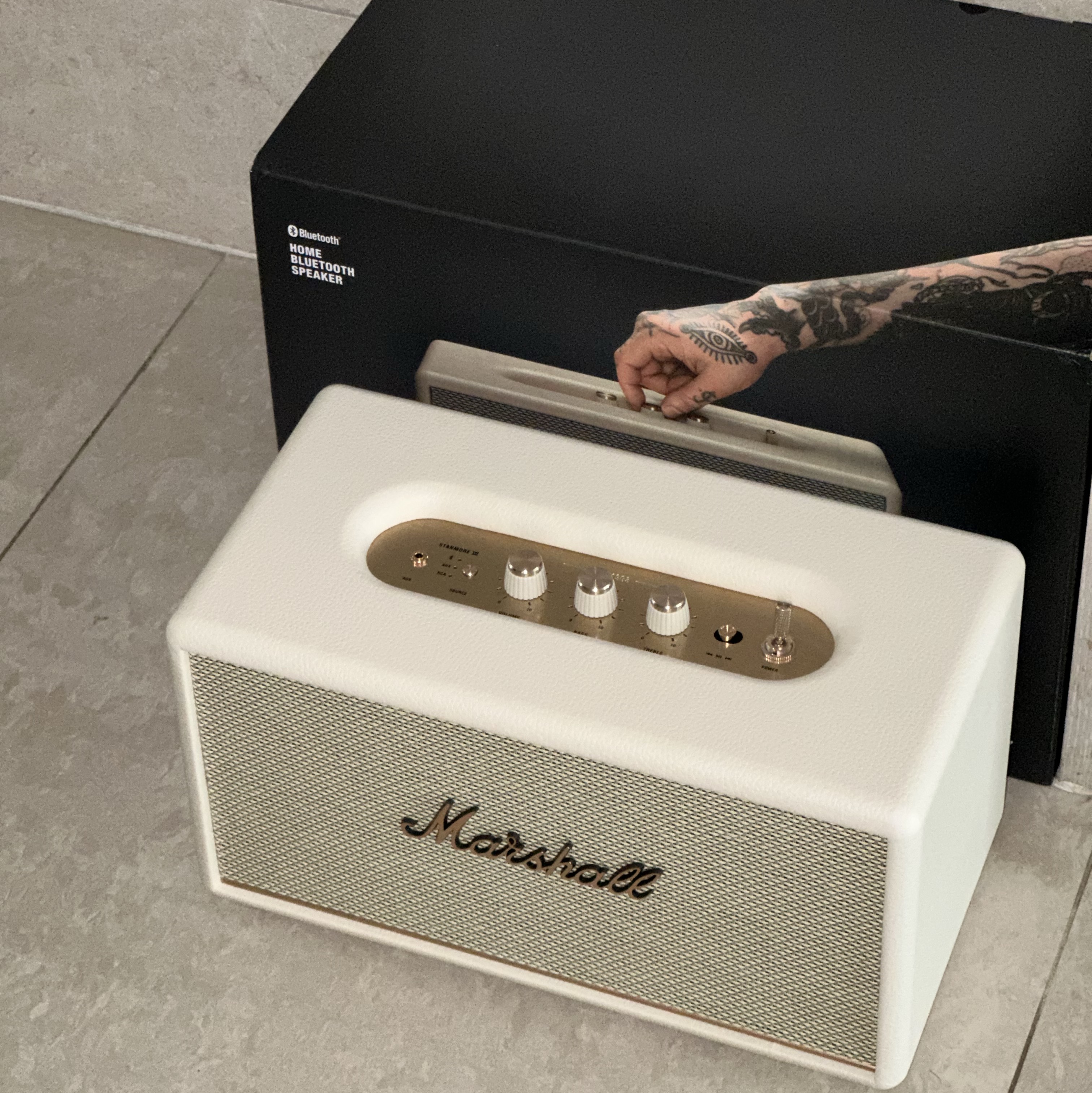 Marshall Stanmore III Bluetooth Cream (Korean Ver.) 착용 스타일 - 1