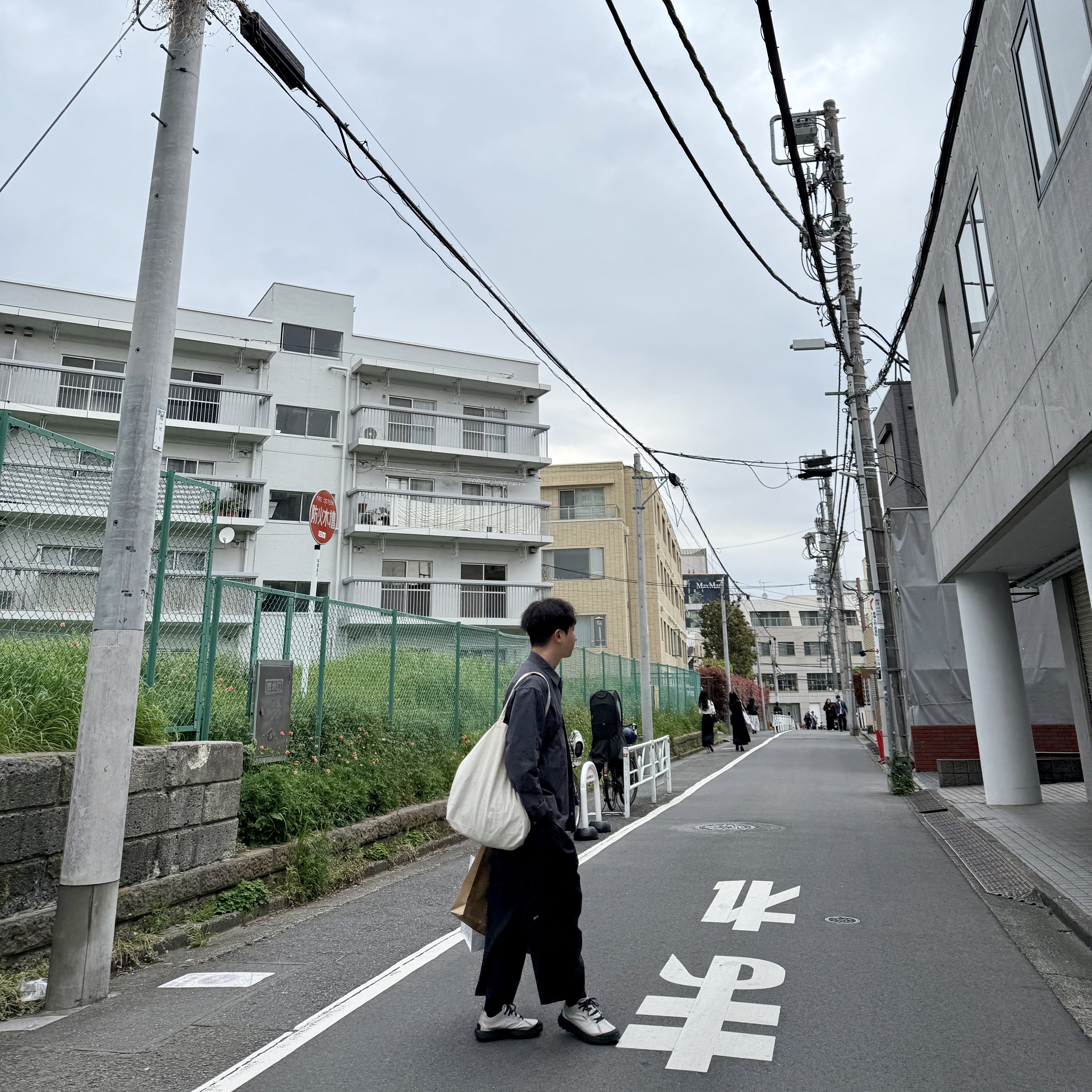 Ader Error Sig; BK Tag Slacks 01 Grey, Norda 001/A Cinder 착용 스타일