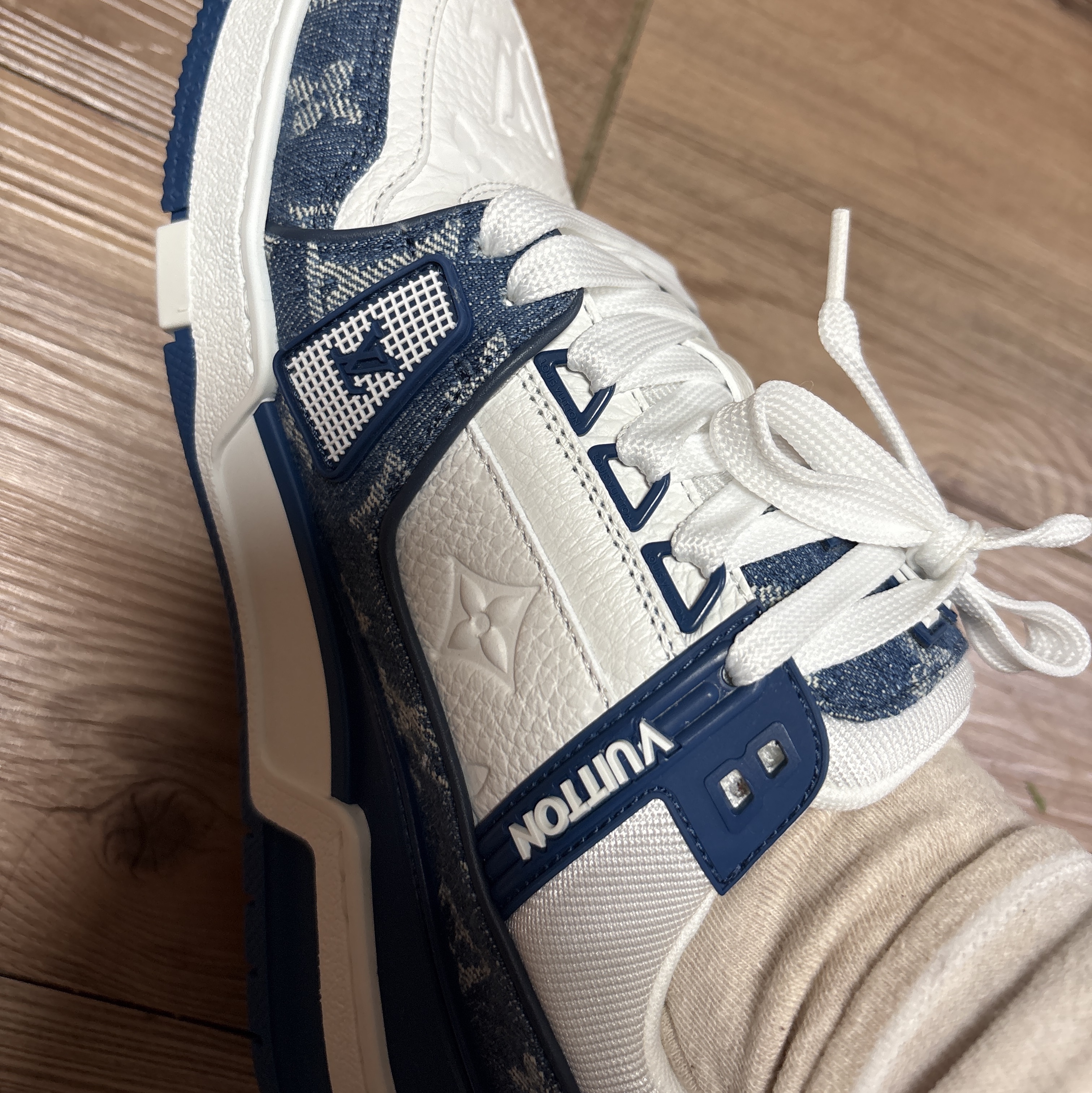 Louis Vuitton LV Trainer Sneakers Monogram Denim Blue 착용 스타일 - 2