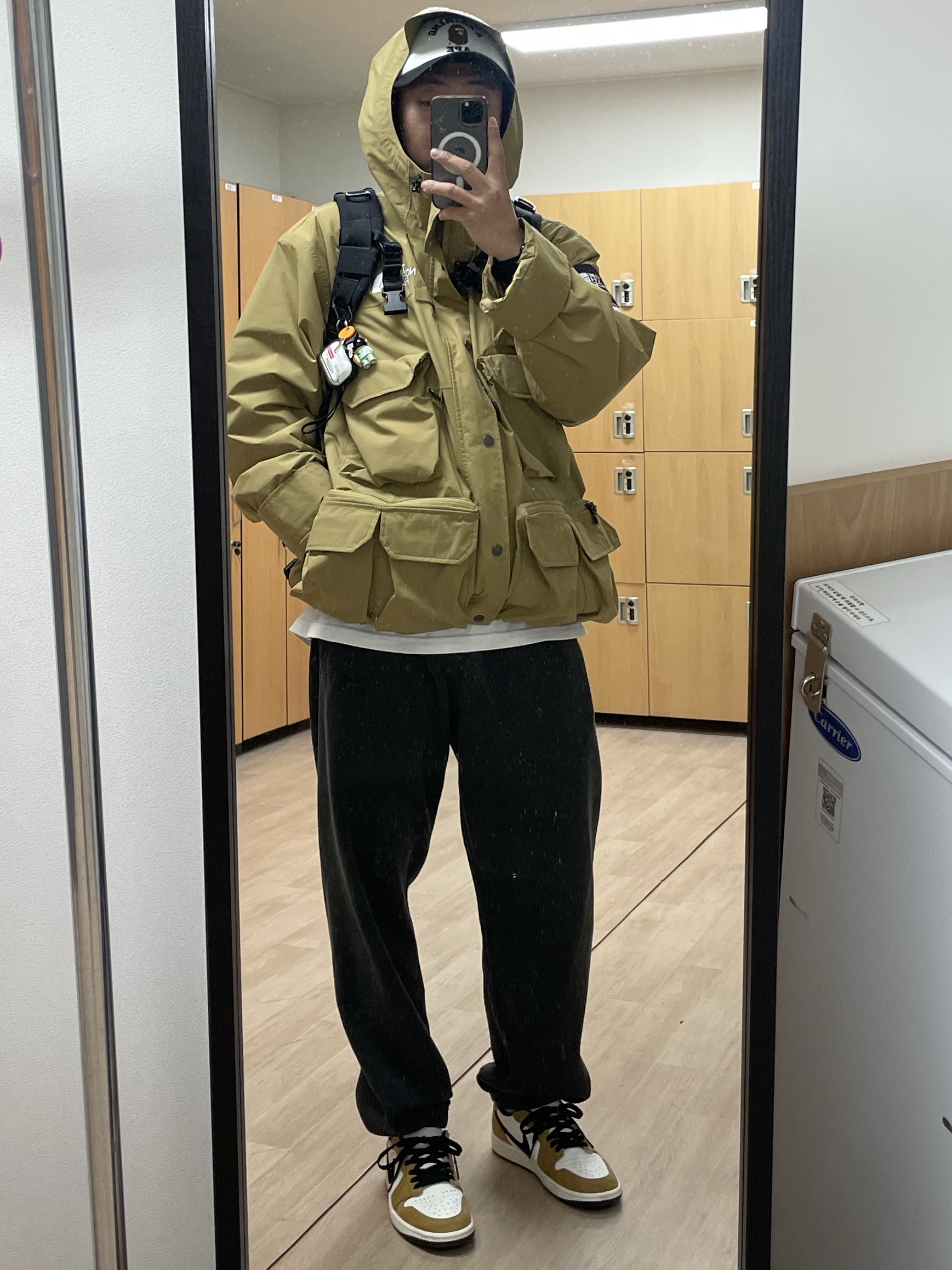 Jordan 1 Low OG Sail and Golden Harvest, Supreme x The North Face Cargo Jacket Gold - 20SS 착용 스타일