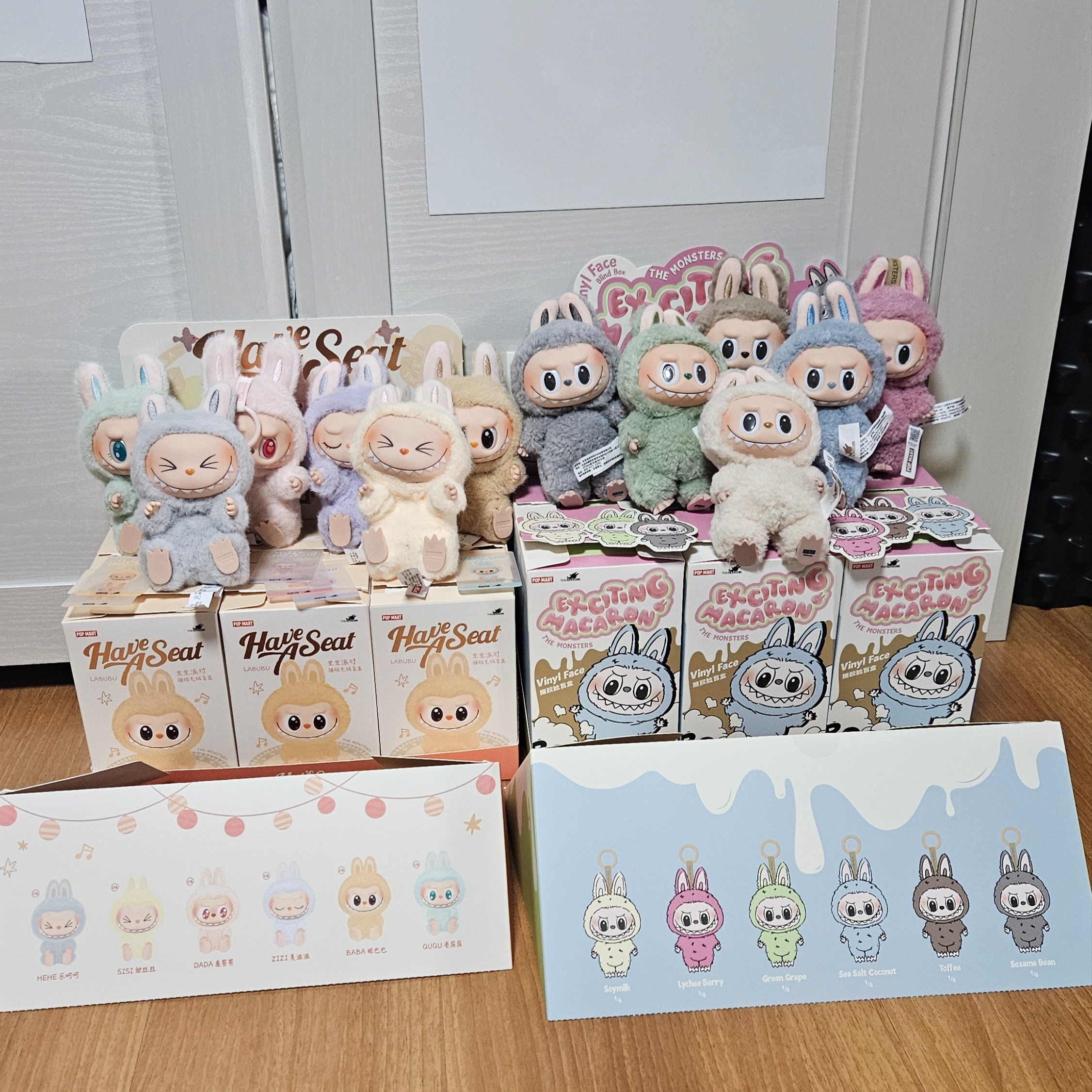 Pop Mart Labubu Let's Play Together Doll Series Sealed Case (6 Blind Boxes), Pop Mart The Monsters Labubu Tasty Macarons Series Sealed Case (6 Blind Boxes) 착용 스타일 - 1