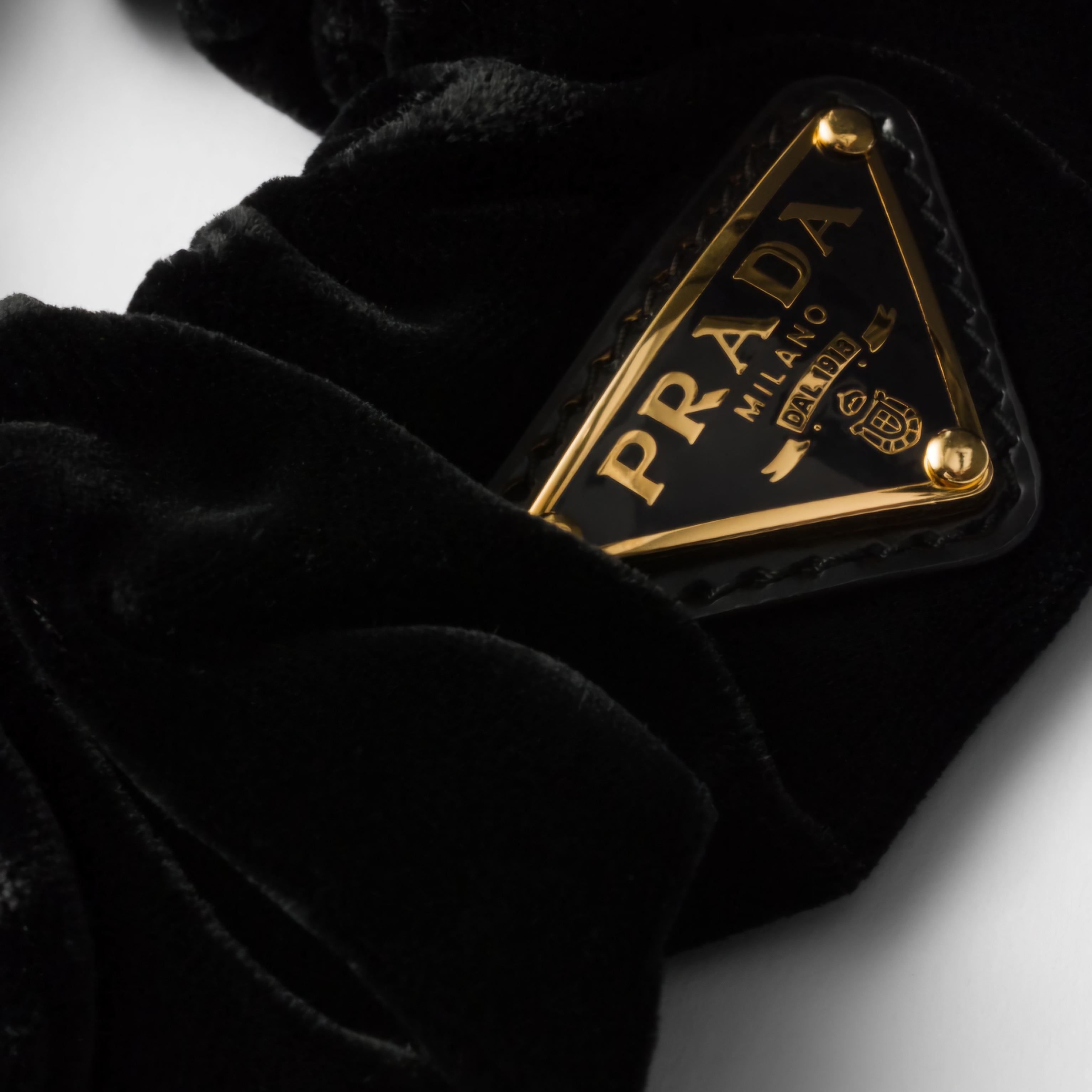 (W) Prada Velvet Scrunchie Black 착용 스타일 - 2