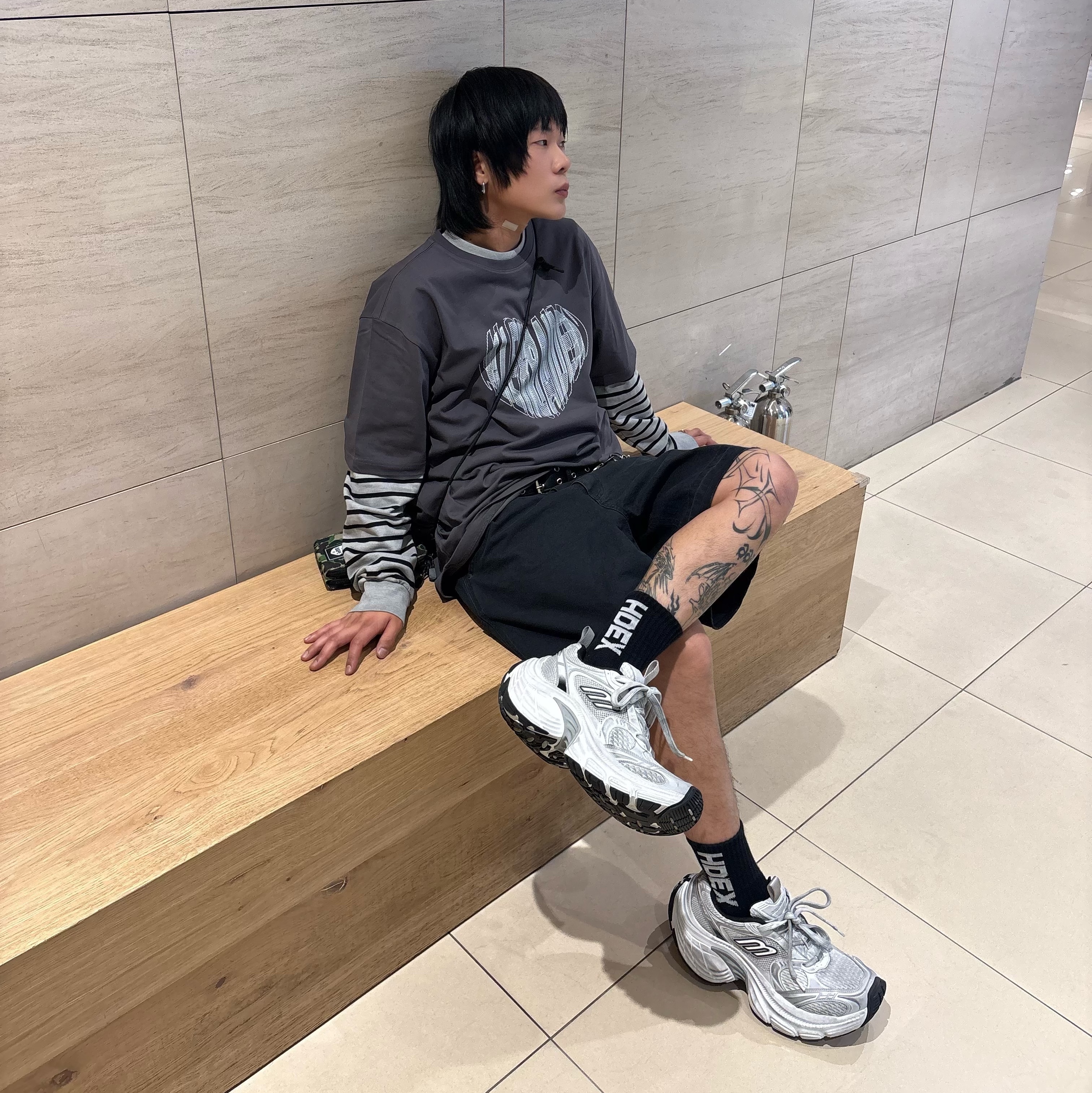 Balenciaga 10XL Sneakers White Grey Silver Black 착용 스타일 - 1