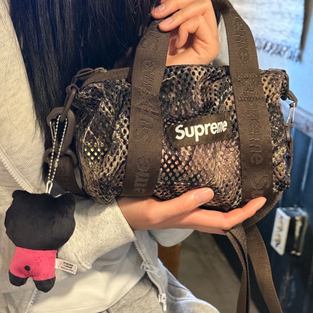 Supreme Mesh Mini Duffle Bag Truetimber Kanati Camo - 25SS, Supreme Mesh Mini Duffle Bag Black - 25SS 착용 스타일 - 3