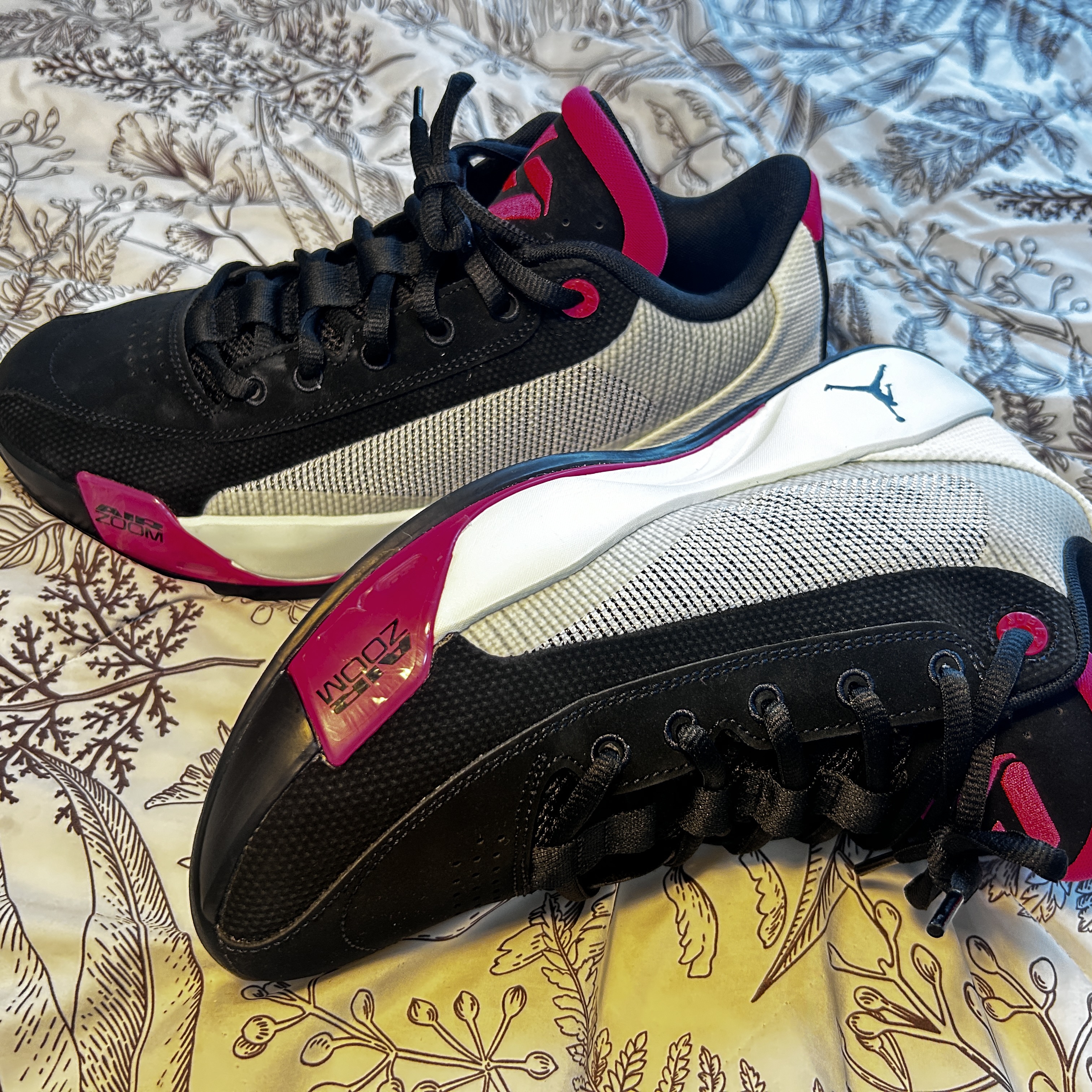 Jordan Luka .77 PF Black Hyper Pink 착용 스타일 - 3