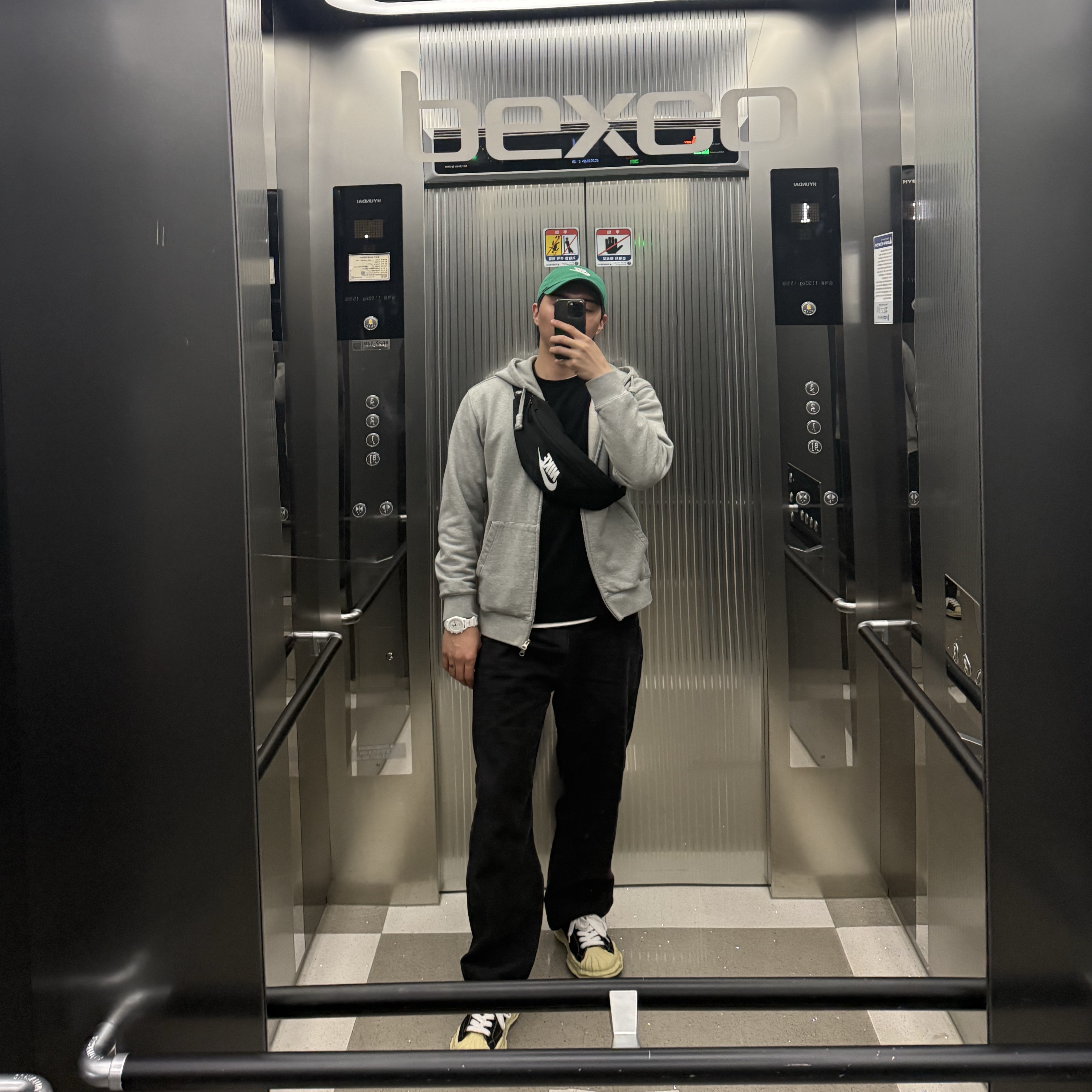 Maison Mihara Yasuhiro Blakey VL OG Sole Canvas Low-top Sneakers Black, Swatch x Omega x Snoopy Bioceramic Moonswatch Mission To The Moonphase Full Moon 착용 스타일
