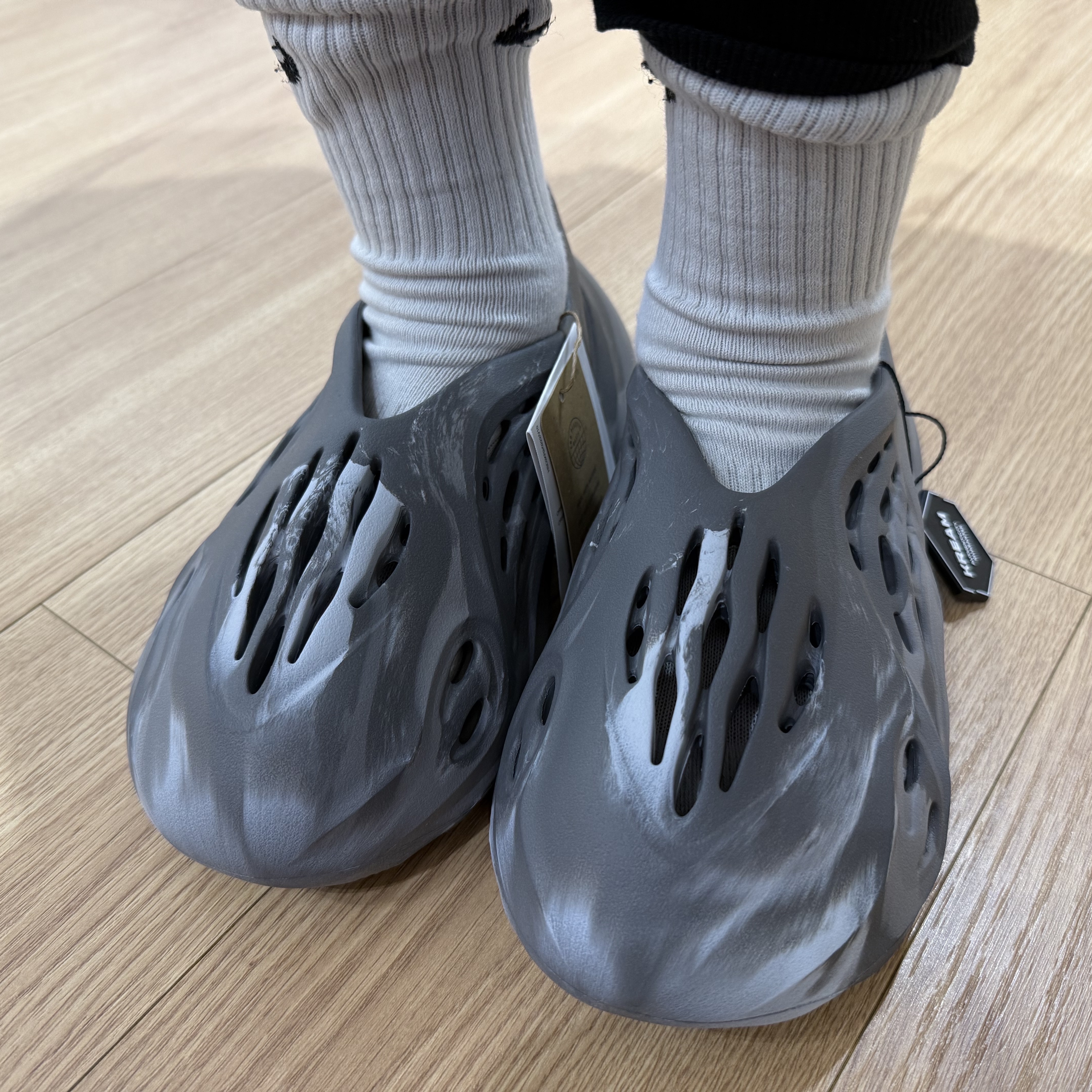 Adidas Yeezy Foam RNNR MX Granite 착용 스타일 - 2