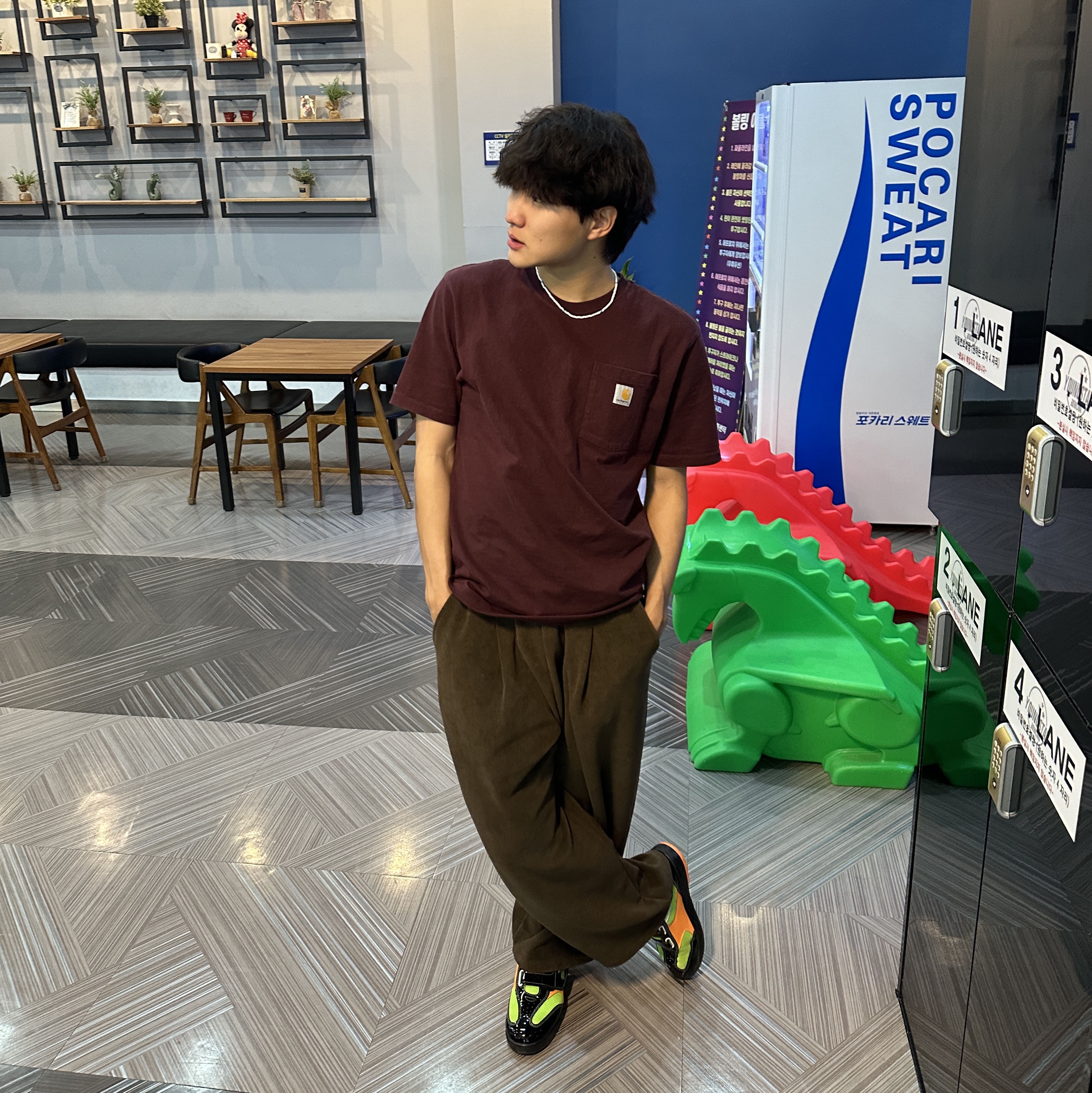 Carhartt Loose Fit Heavyweight Regular Short Sleeve Pocket T-Shirt Port 착용 스타일