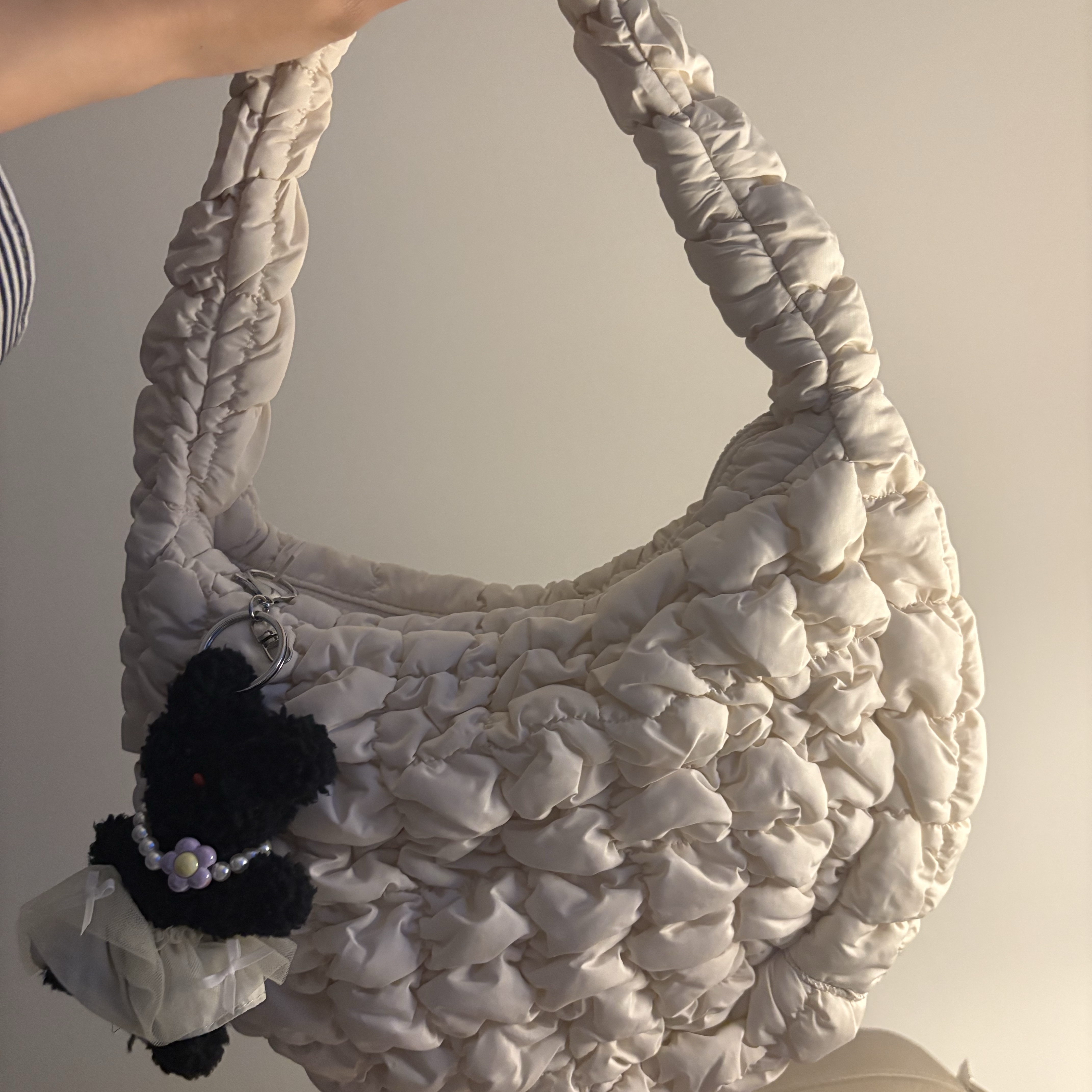 COS Quilted Mini Bag Cream 착용 스타일