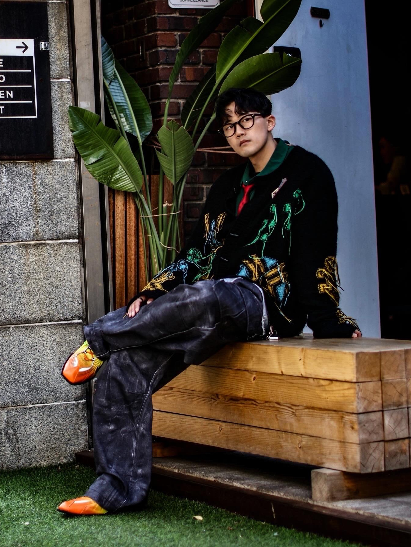 [KREAM 단독] ADSB Andersson Bell Macaron Intarsia Cardigan Black, Nike x Martine Rose Shox MR4 Safety Orange 착용 스타일 - 2