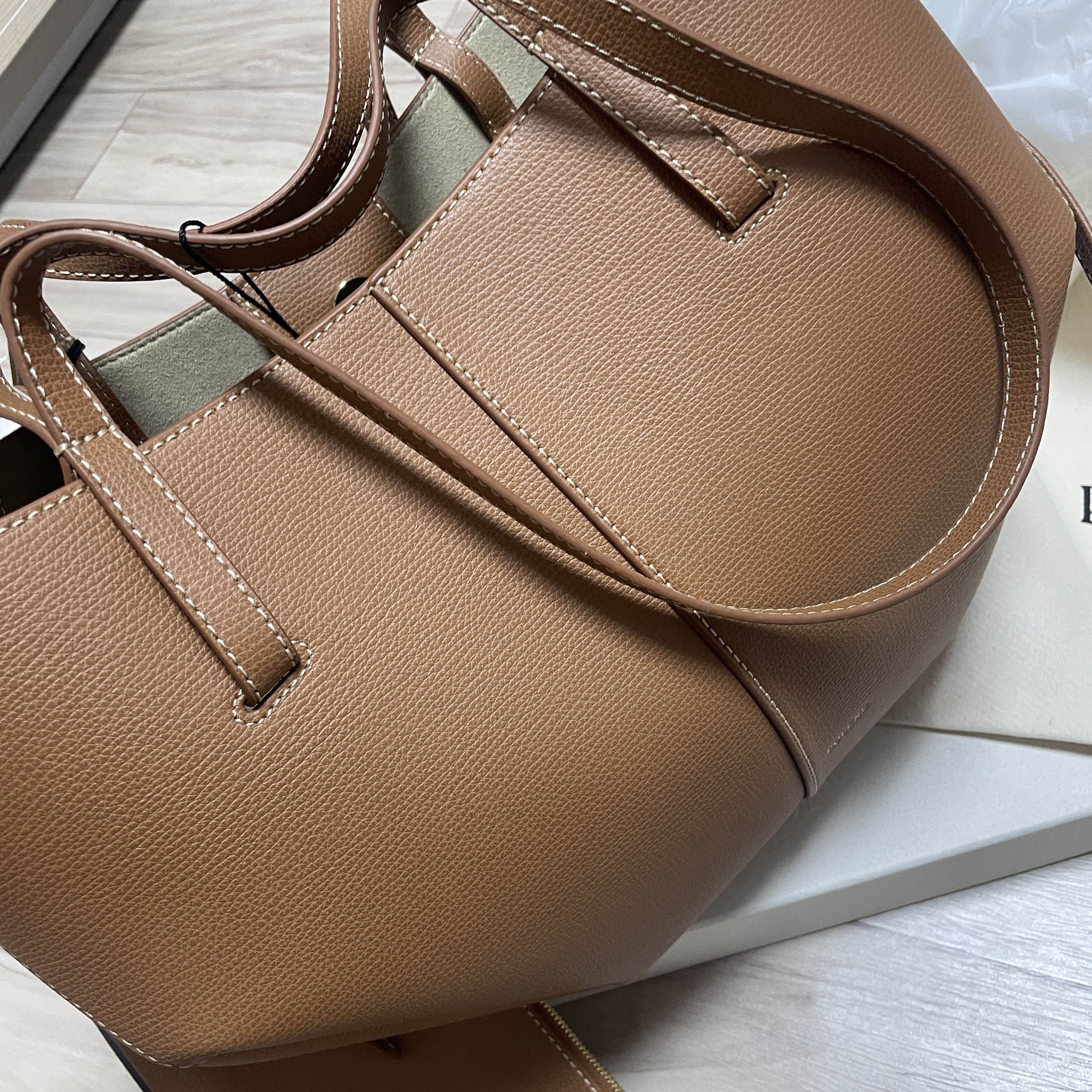 Polene Cyme Mini Camel 착용 스타일 - 2